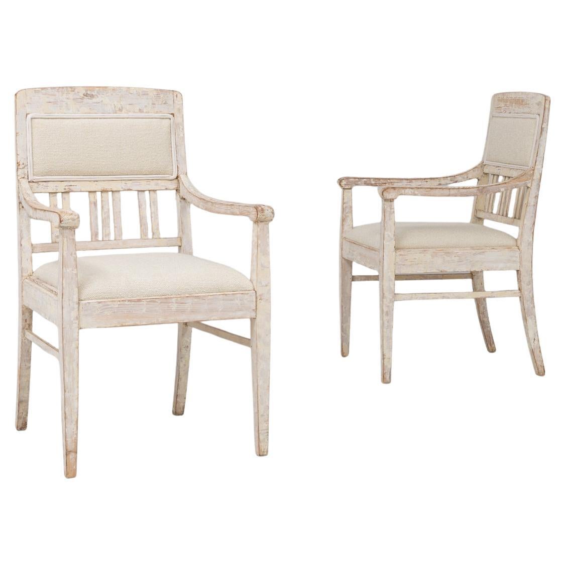 Paire de chaises tapissées gustaviennes du 20e siècle, patinées blanches, françaises