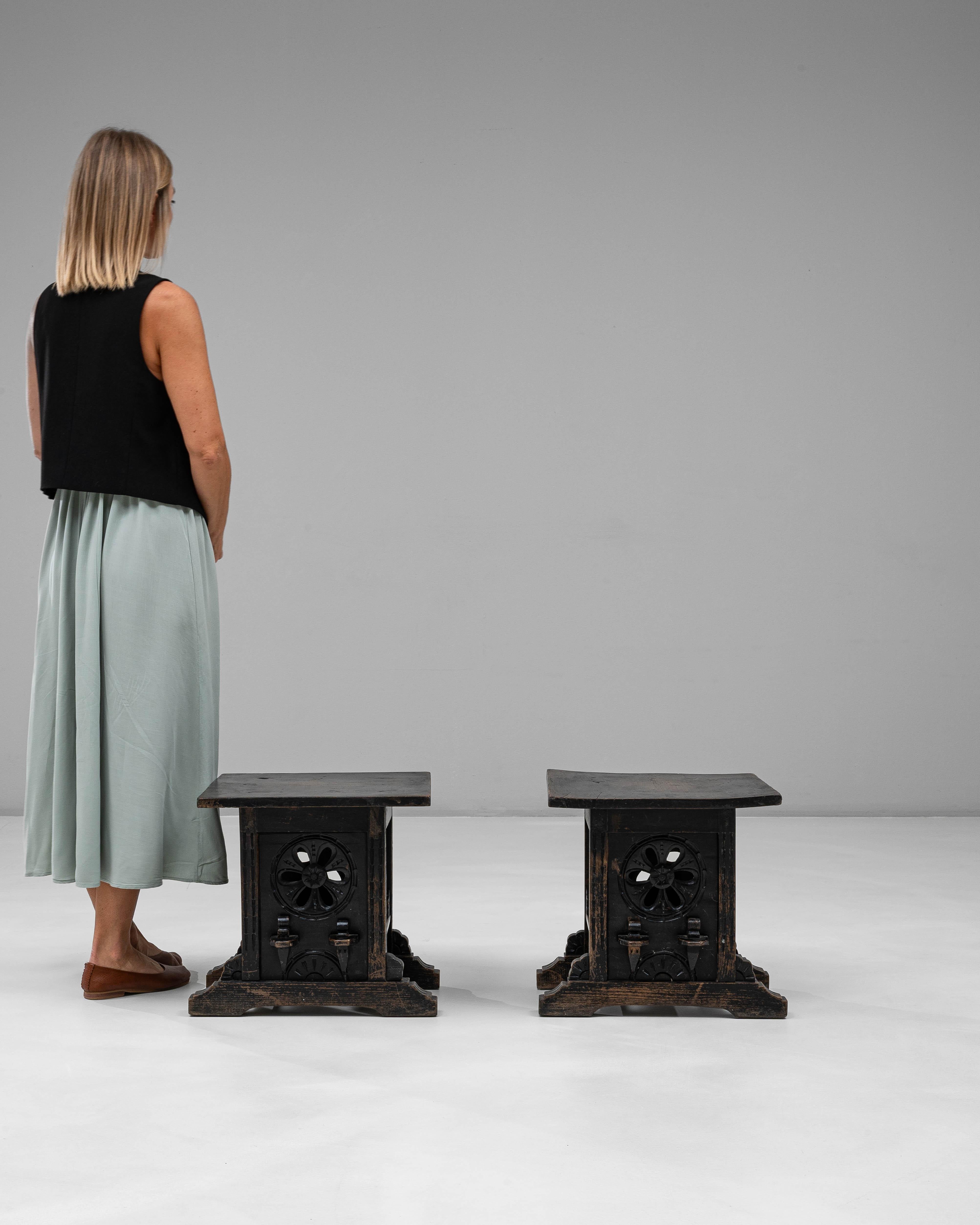 Paar von 20. Jahrhundert Französisch Wood Schwarz patiniert Hocker im Zustand „Gut“ im Angebot in High Point, NC