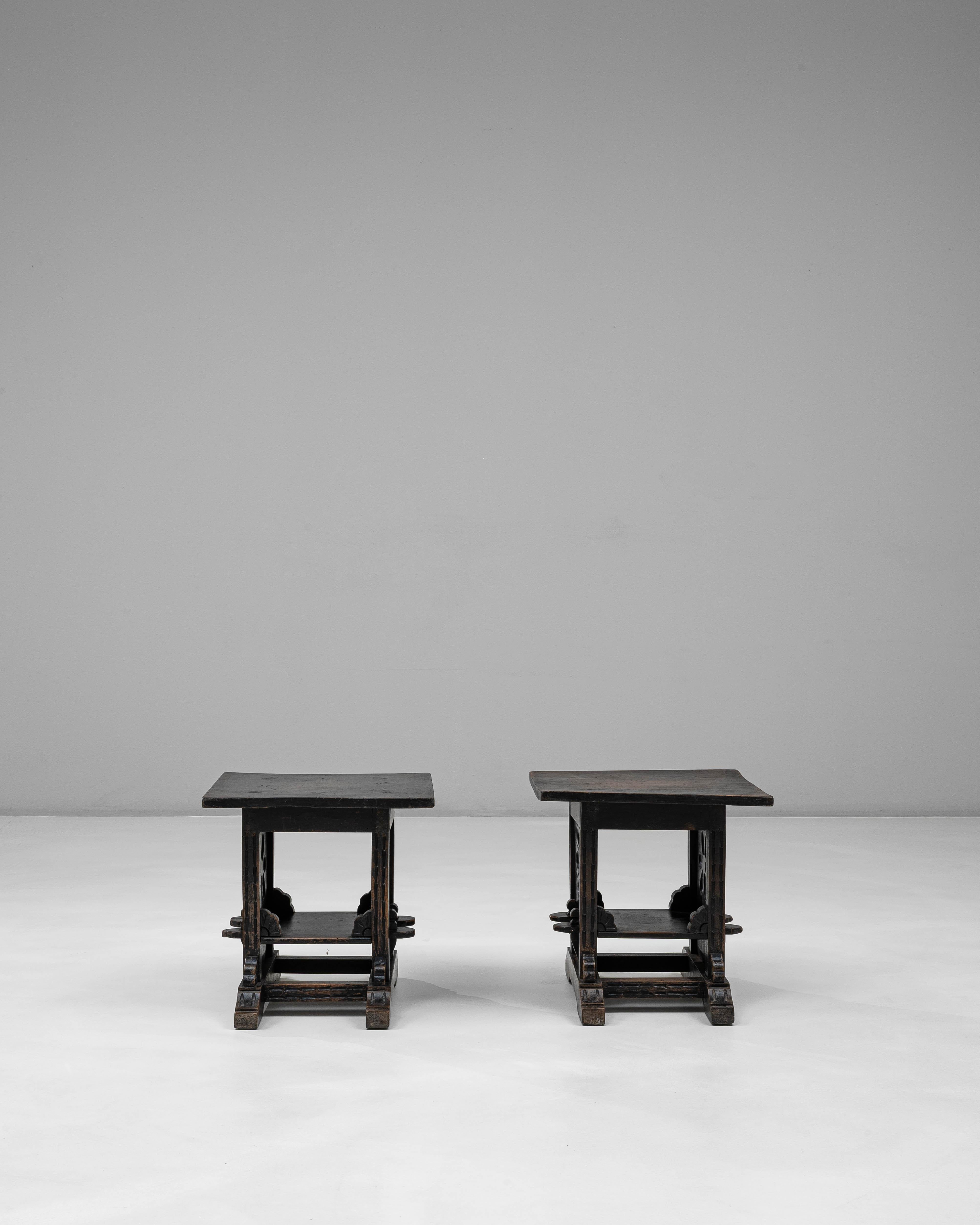 Paar von 20. Jahrhundert Französisch Wood Schwarz patiniert Hocker (Holz) im Angebot