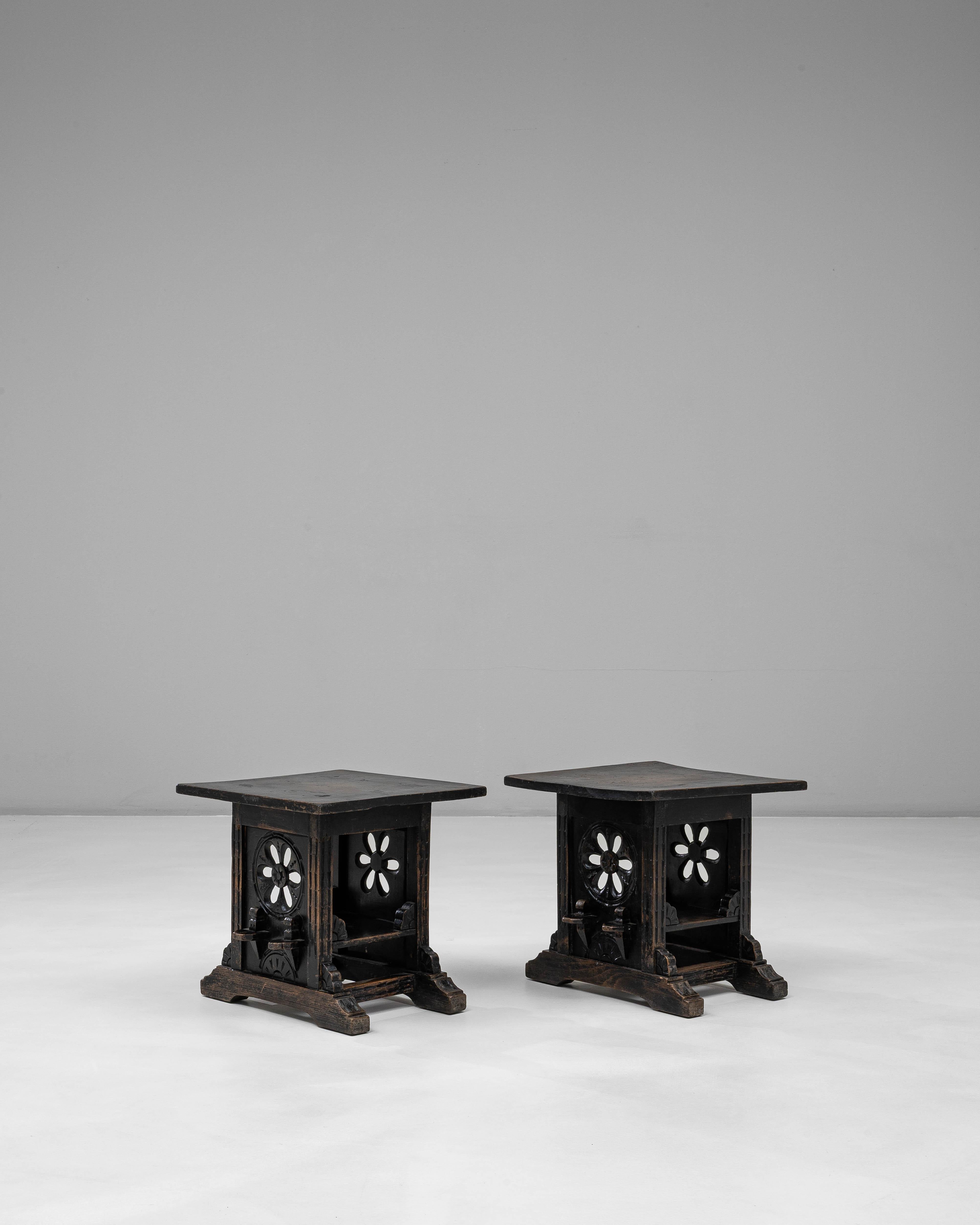 Paar von 20. Jahrhundert Französisch Wood Schwarz patiniert Hocker im Angebot 2