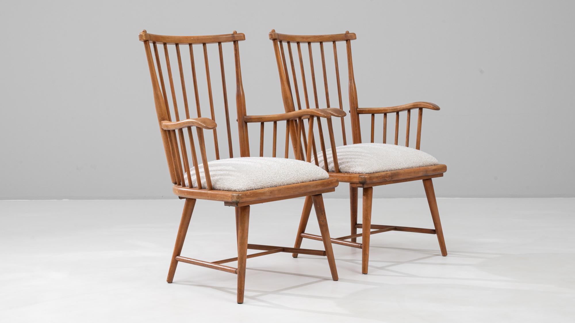 Paire de chaises longues en bois françaises du 20e siècle avec sièges tapissés en vente 5