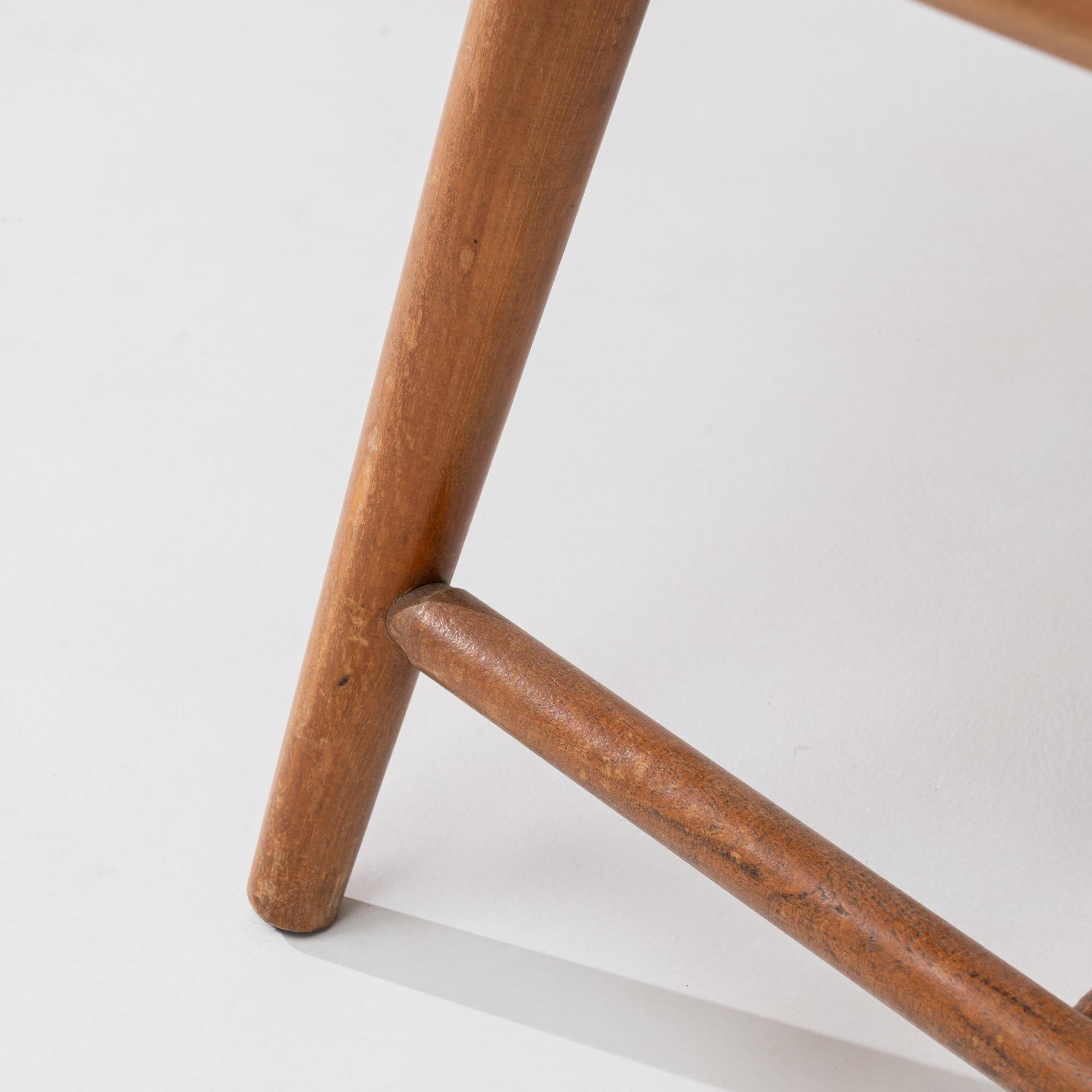 Paire de chaises longues en bois françaises du 20e siècle avec sièges tapissés en vente 8