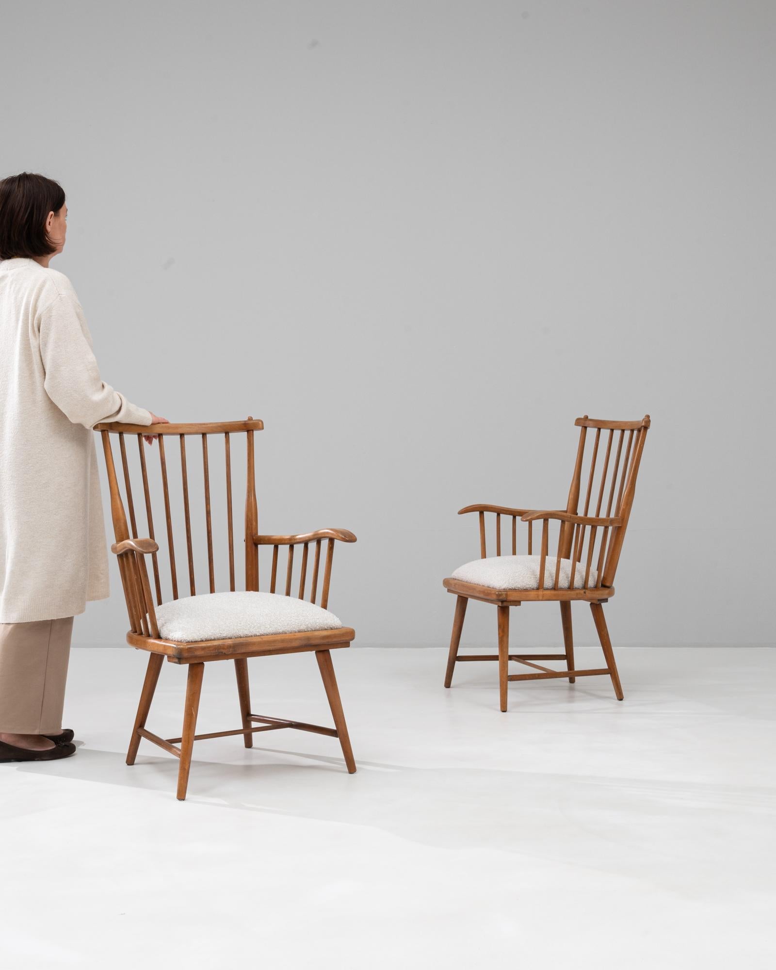 Français Paire de chaises longues en bois françaises du 20e siècle avec sièges tapissés en vente