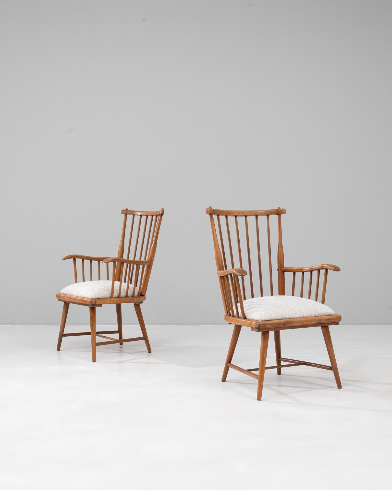 Paire de chaises longues en bois françaises du 20e siècle avec sièges tapissés Bon état - En vente à High Point, NC