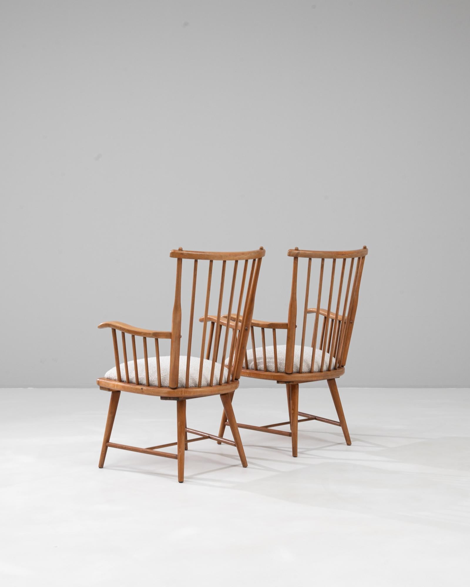 Paire de chaises longues en bois françaises du 20e siècle avec sièges tapissés en vente 1