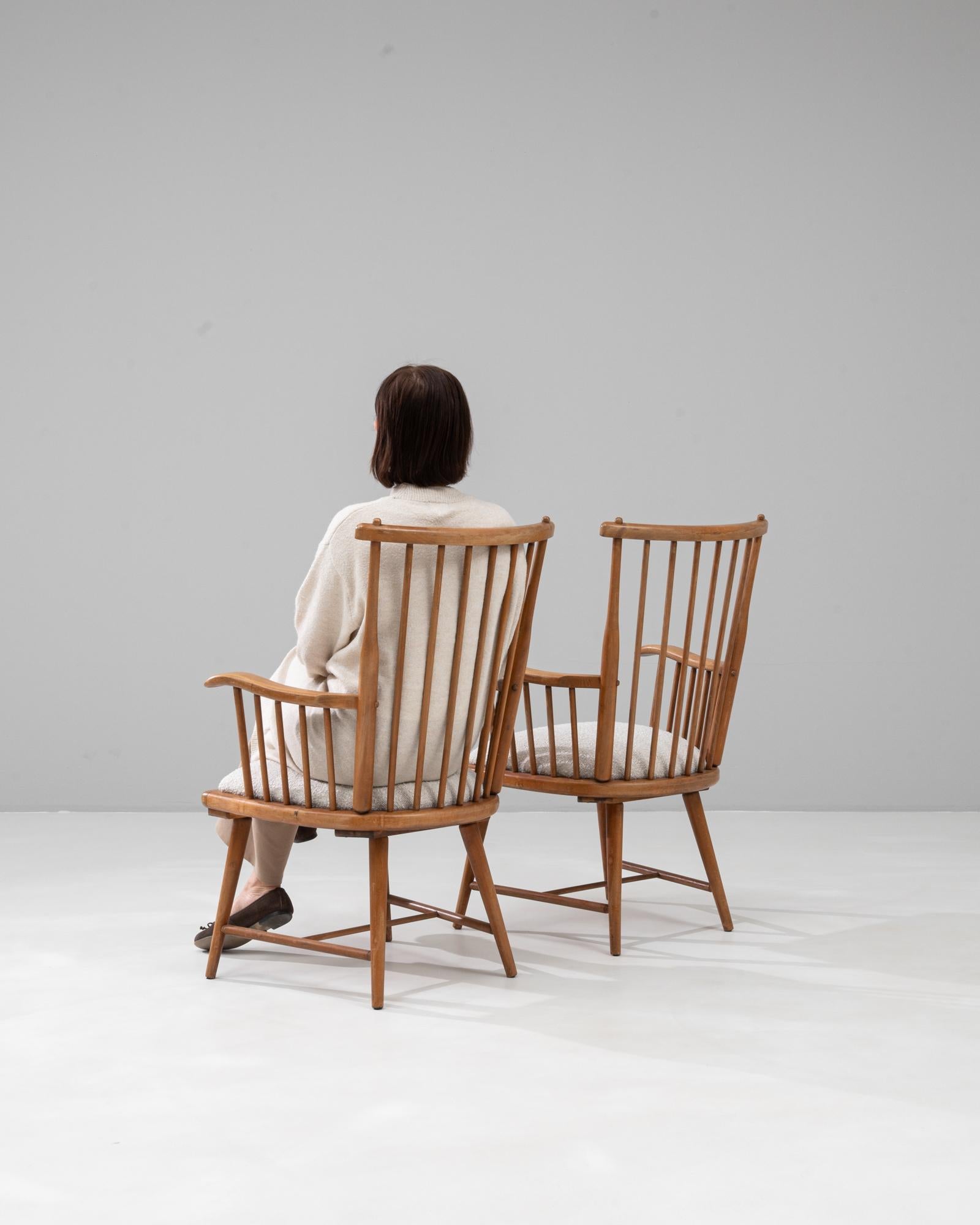 Paire de chaises longues en bois françaises du 20e siècle avec sièges tapissés en vente 2