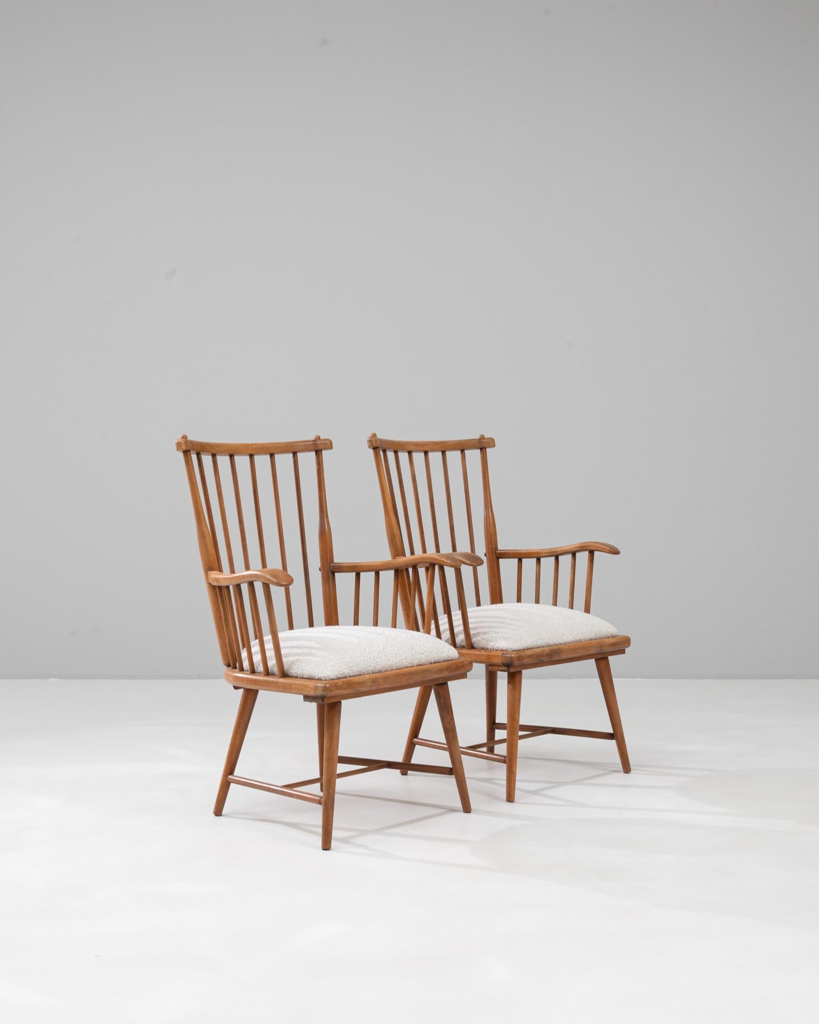 Paire de chaises longues en bois françaises du 20e siècle avec sièges tapissés en vente 3