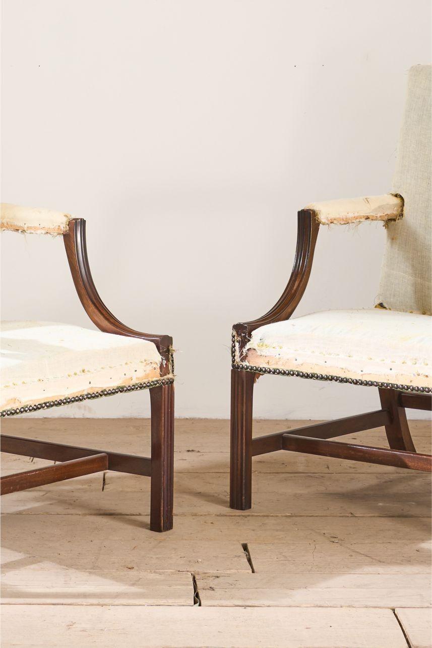 Dies ist ein sehr elegantes Paar offener Sessel im englischen Gainsborough-Stil aus dem frühen 20. Schöne einfache Rahmen und großzügige Größen. Diese Stühle eignen sich hervorragend für den Alltag, sehen aber auch großartig aus, wenn sie nicht