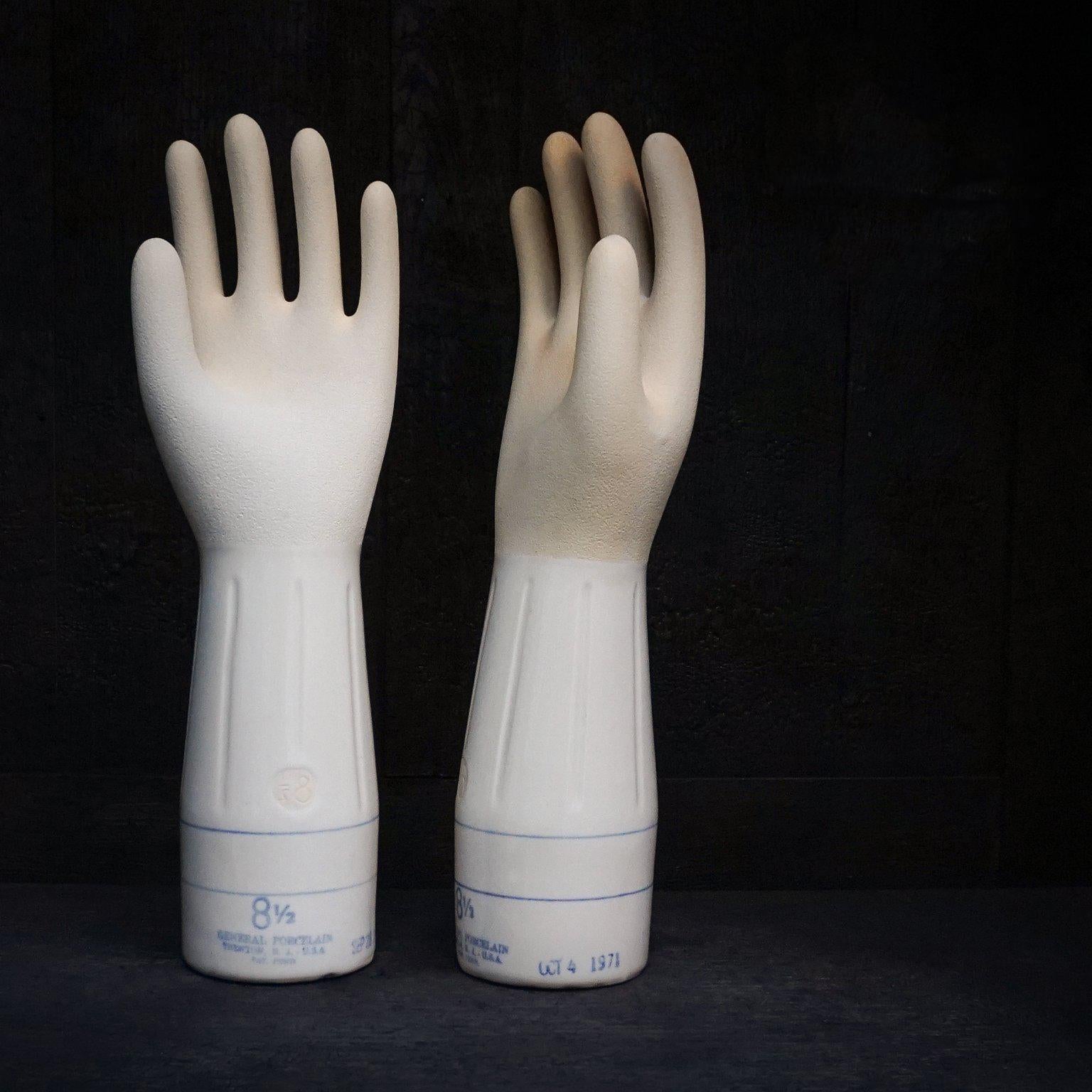 Paar Industriehandschuhformen von General Porcelain Trenton NJ:: USA:: aus dem 20 (Industriell) im Angebot
