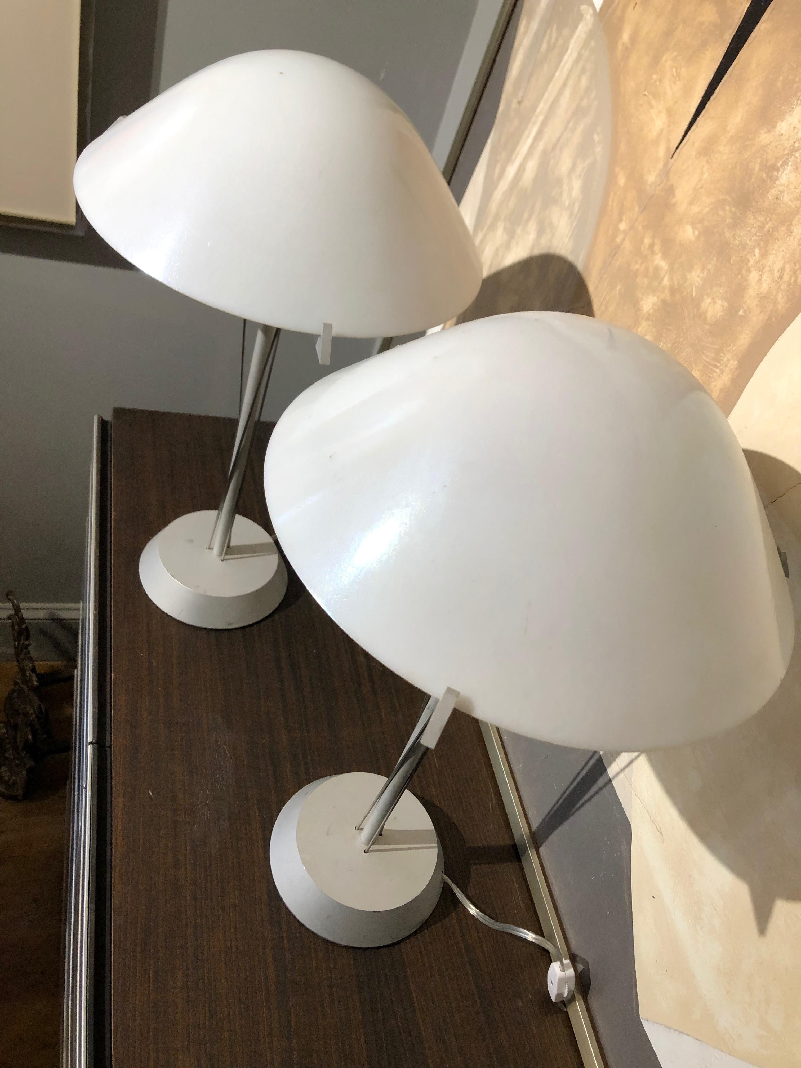 Postmoderne Paire de lampes en acier postmodernes allemandes du XXe siècle avec abat-jour en verre dépoli blanc en vente