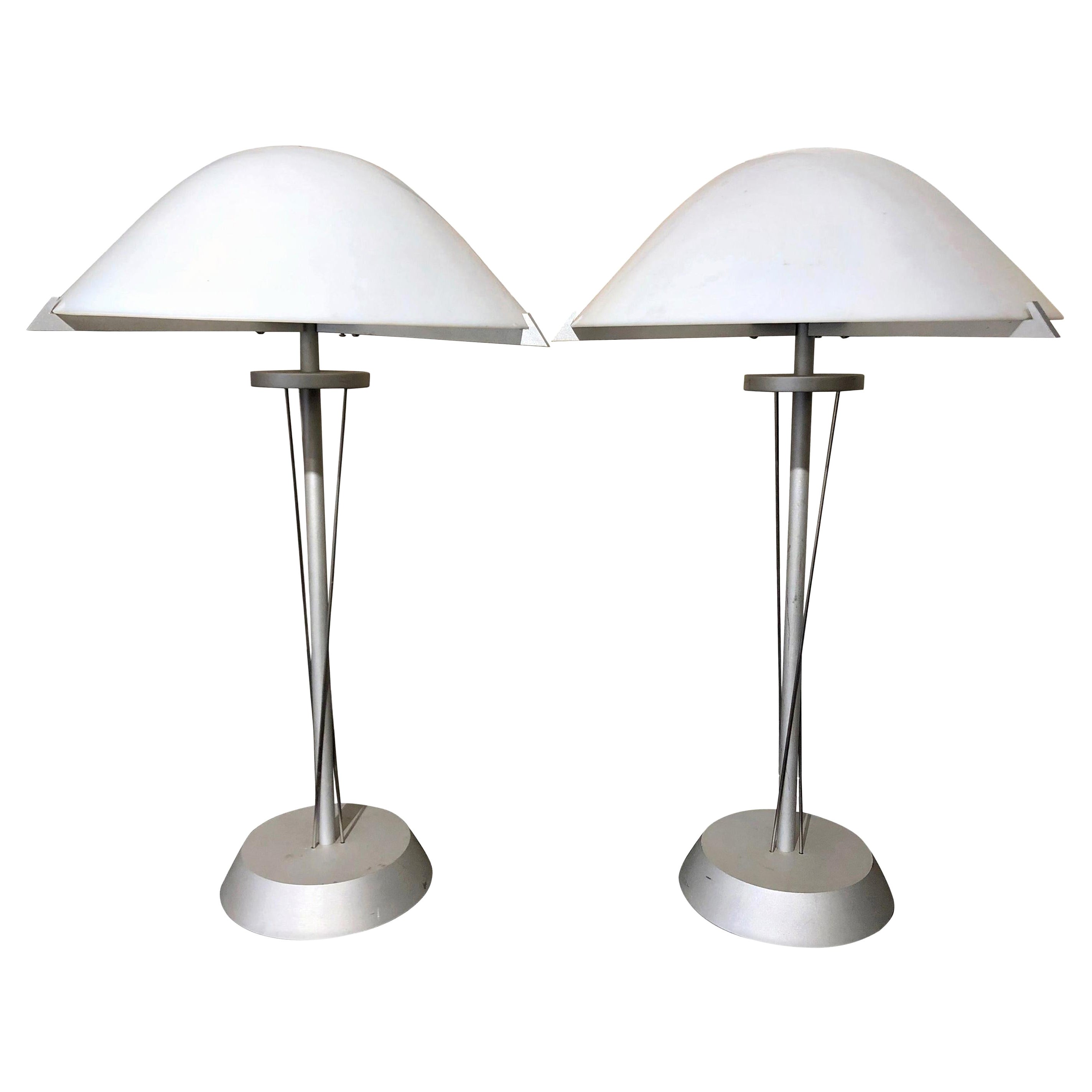 Coppia di lampade tedesche postmoderne in acciaio del XX secolo con paralumi in vetro bianco latte