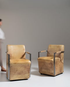 Paire de fauteuils allemands « Casa Padrino » du XXe siècle, en cuir de buffle couleur beige, équipés de roulettes