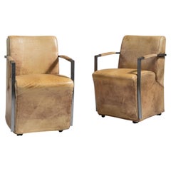 Paire de fauteuils allemands « Casa Padrino » du XXe siècle, en cuir de buffle couleur beige, équipés de roulettes