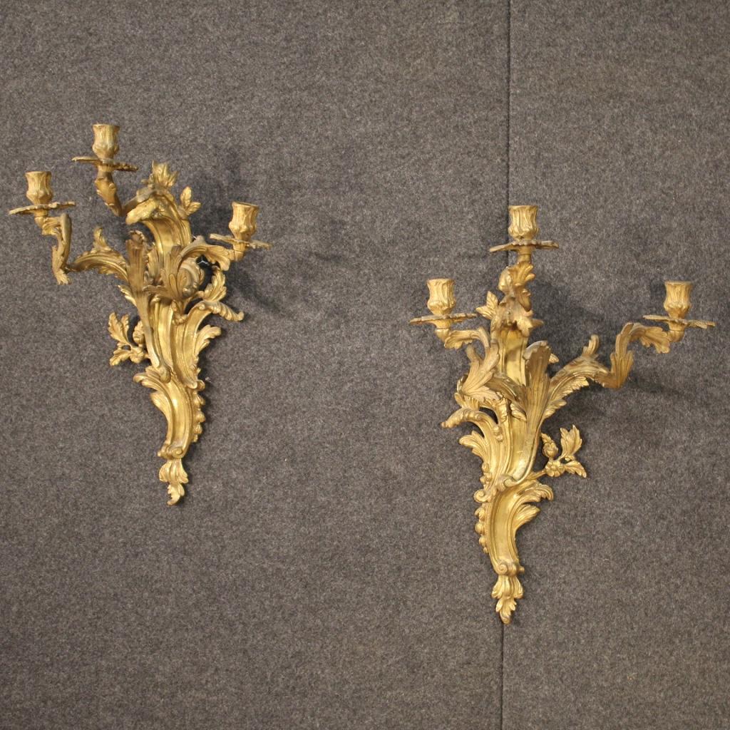 Paire d'appliques françaises du 20e siècle. Objets de style Louis XV en bronze doré et ciselé de belle taille et de décor agréable. Appliques à fixer au mur avec trois bras chacune, qui peuvent être facilement placées dans différentes parties de la