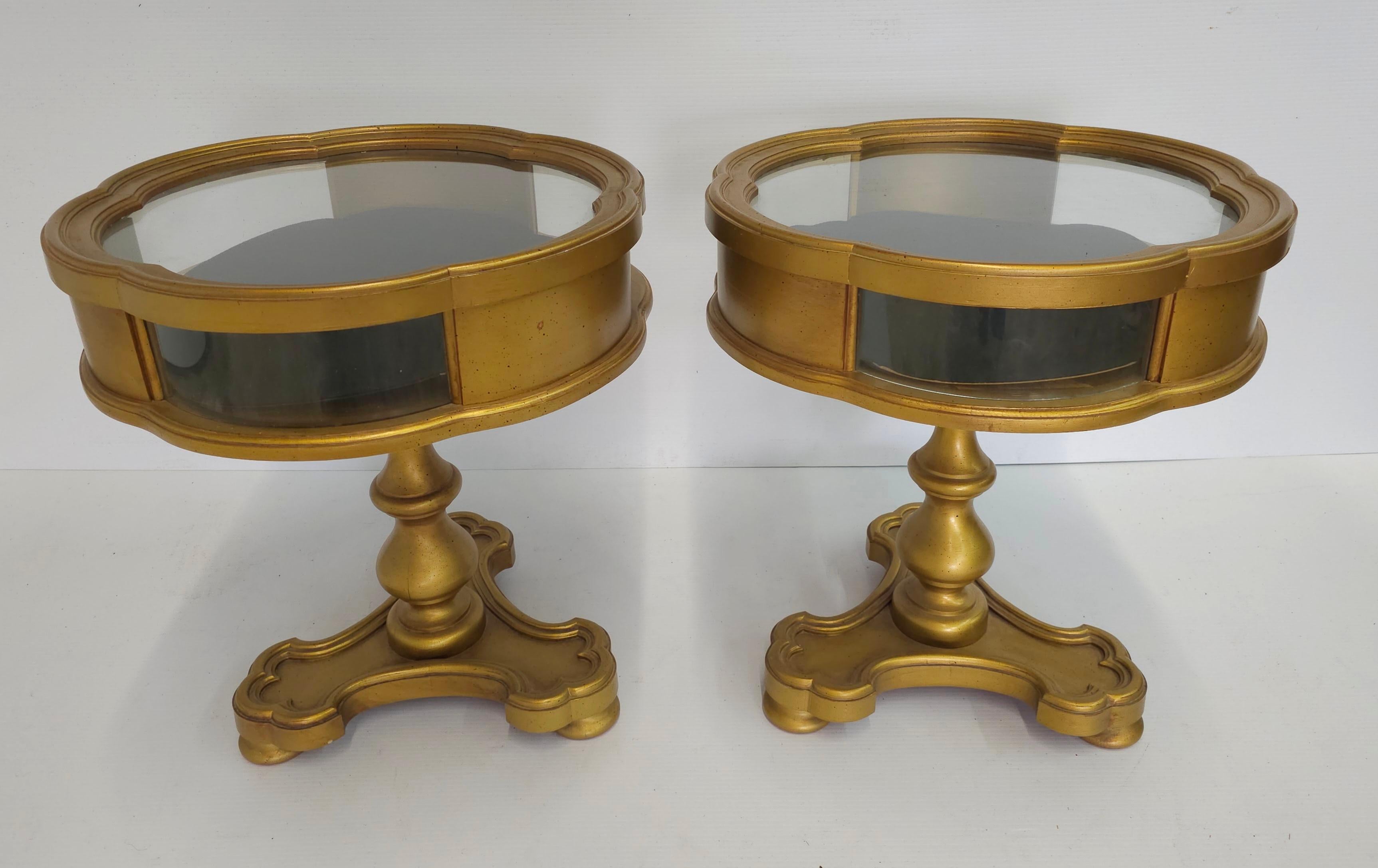 Pareja de Mesas Vitrina con Pedestal de Madera de Giltwood del Siglo XX con Forma de Trébol en venta 2