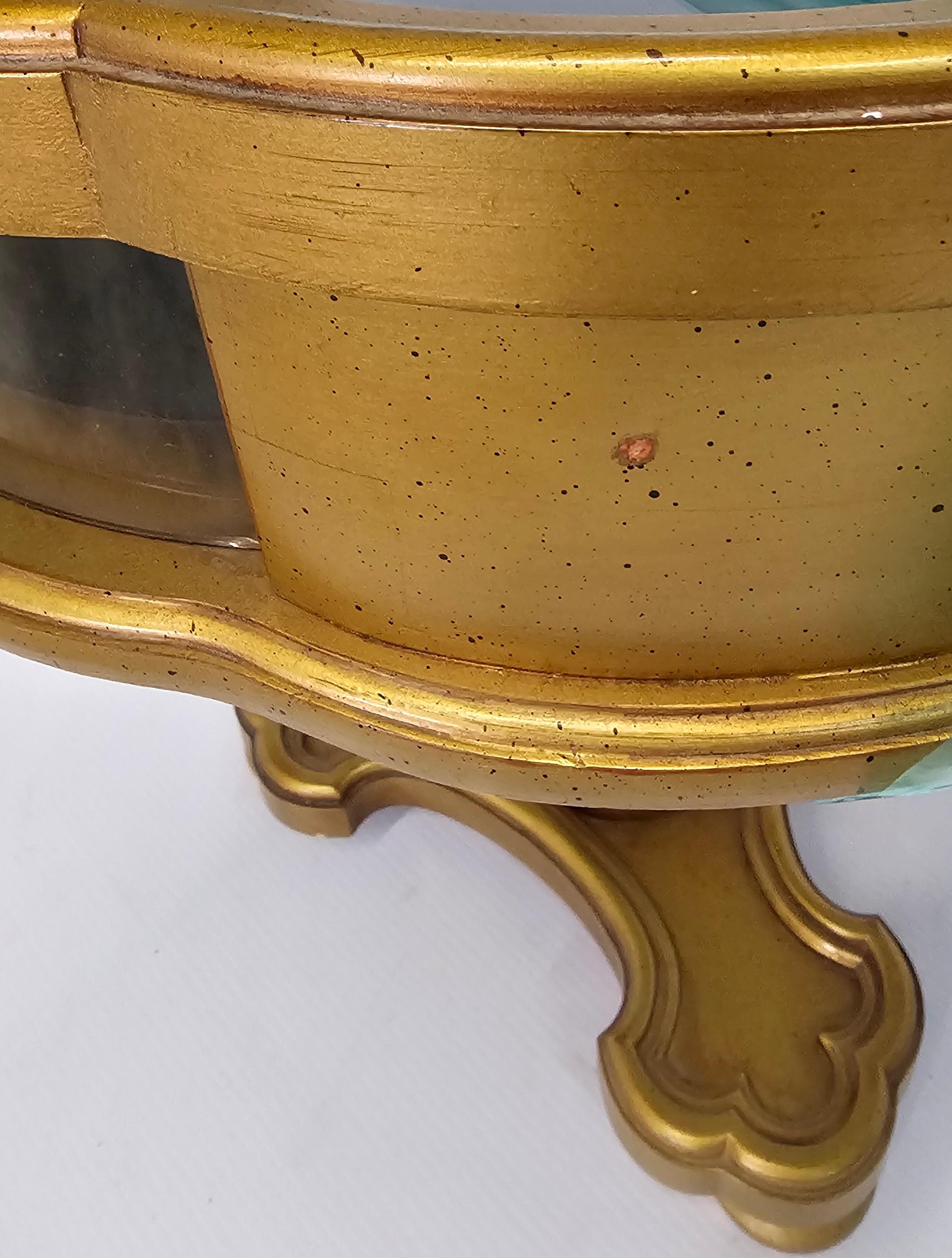 Pareja de Mesas Vitrina con Pedestal de Madera de Giltwood del Siglo XX con Forma de Trébol en venta 4