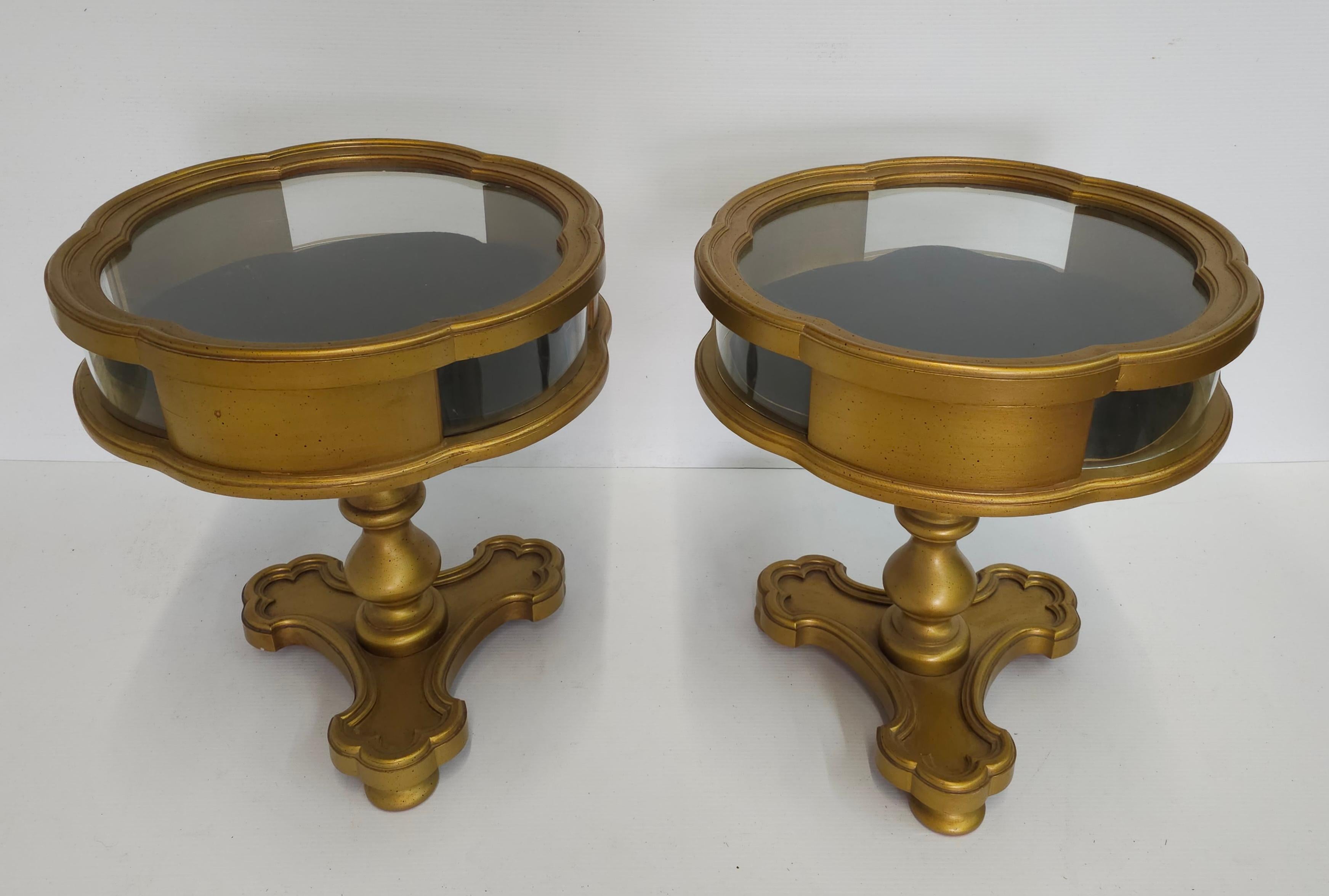 Pareja de Mesas Vitrina con Pedestal de Madera de Giltwood del S. XX, forma de Trébol. Forro de terciopelo negro.
 Mide 20