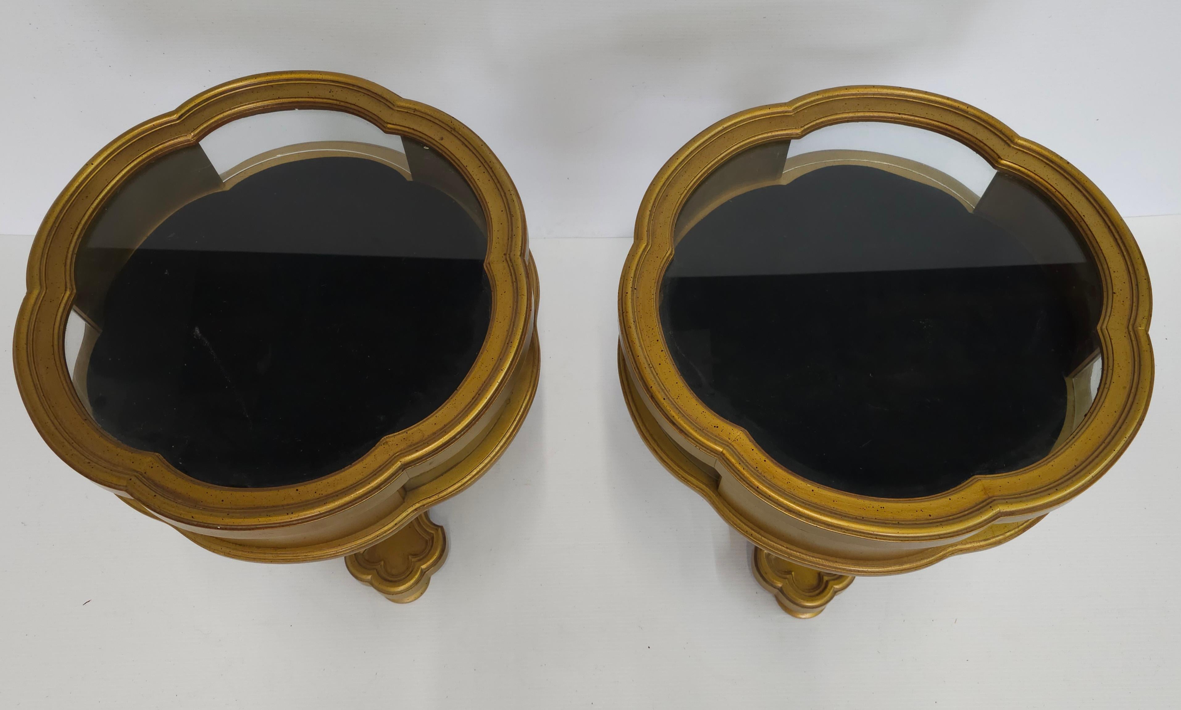 Pareja de Mesas Vitrina con Pedestal de Madera de Giltwood del Siglo XX con Forma de Trébol Otro en venta