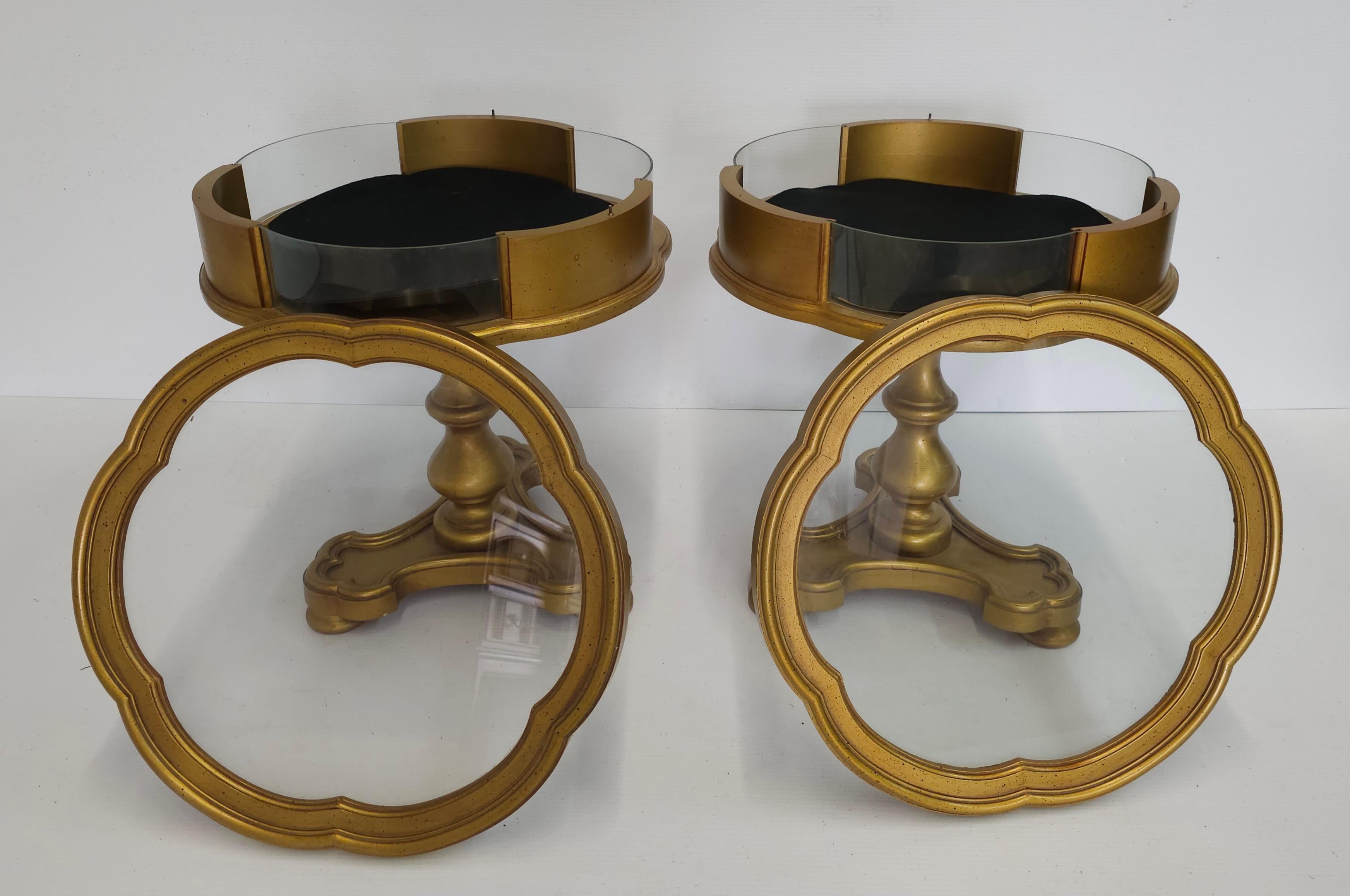 Pareja de Mesas Vitrina con Pedestal de Madera de Giltwood del Siglo XX con Forma de Trébol Desconocido en venta