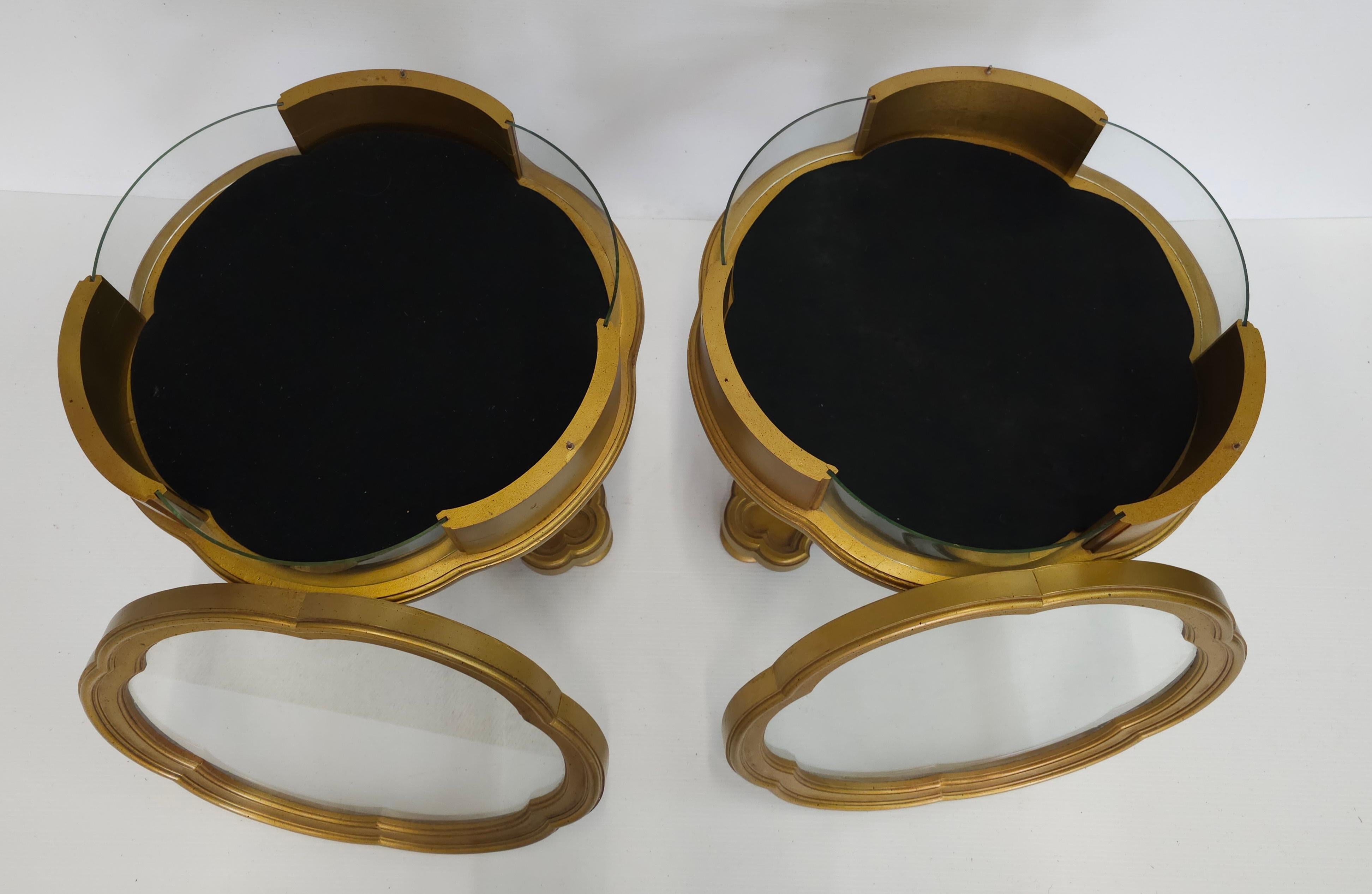 Pareja de Mesas Vitrina con Pedestal de Madera de Giltwood del Siglo XX con Forma de Trébol Dorado en venta