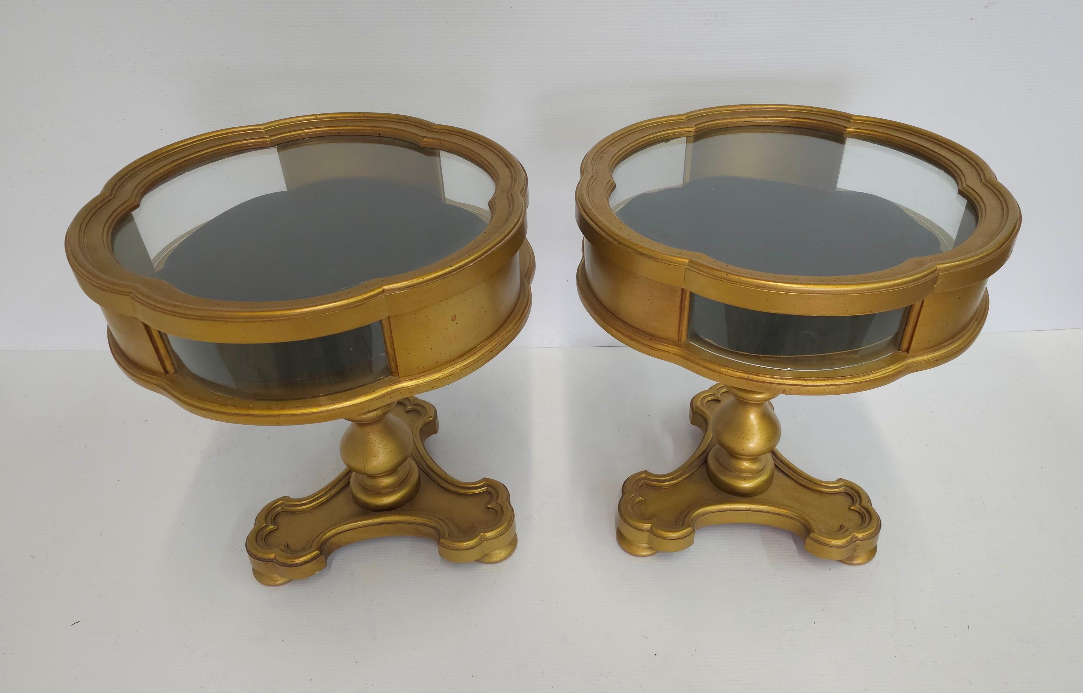 Pareja de Mesas Vitrina con Pedestal de Madera de Giltwood del Siglo XX con Forma de Trébol en Bueno estado para la venta en Germantown, MD