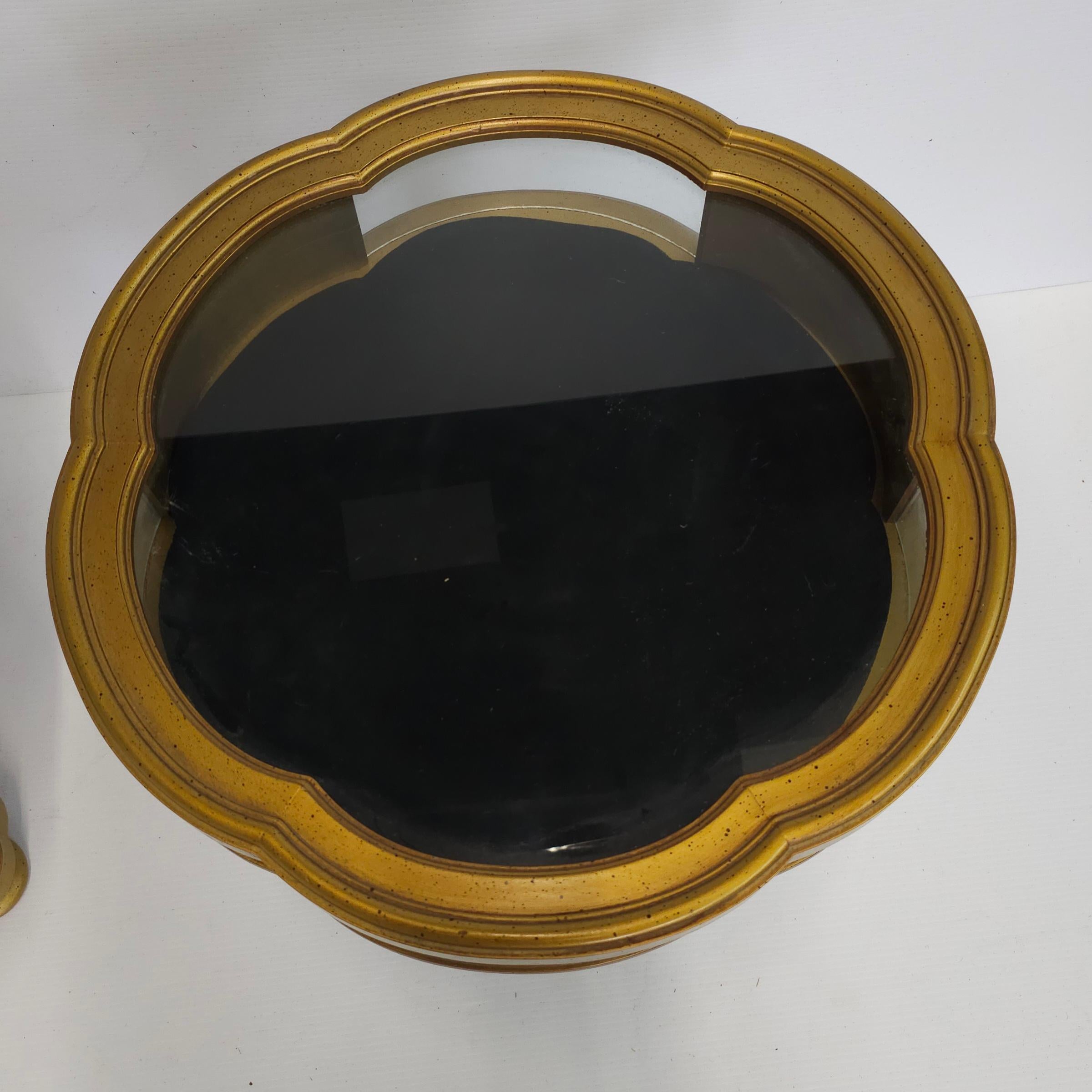 Pareja de Mesas Vitrina con Pedestal de Madera de Giltwood del Siglo XX con Forma de Trébol siglo XX en venta