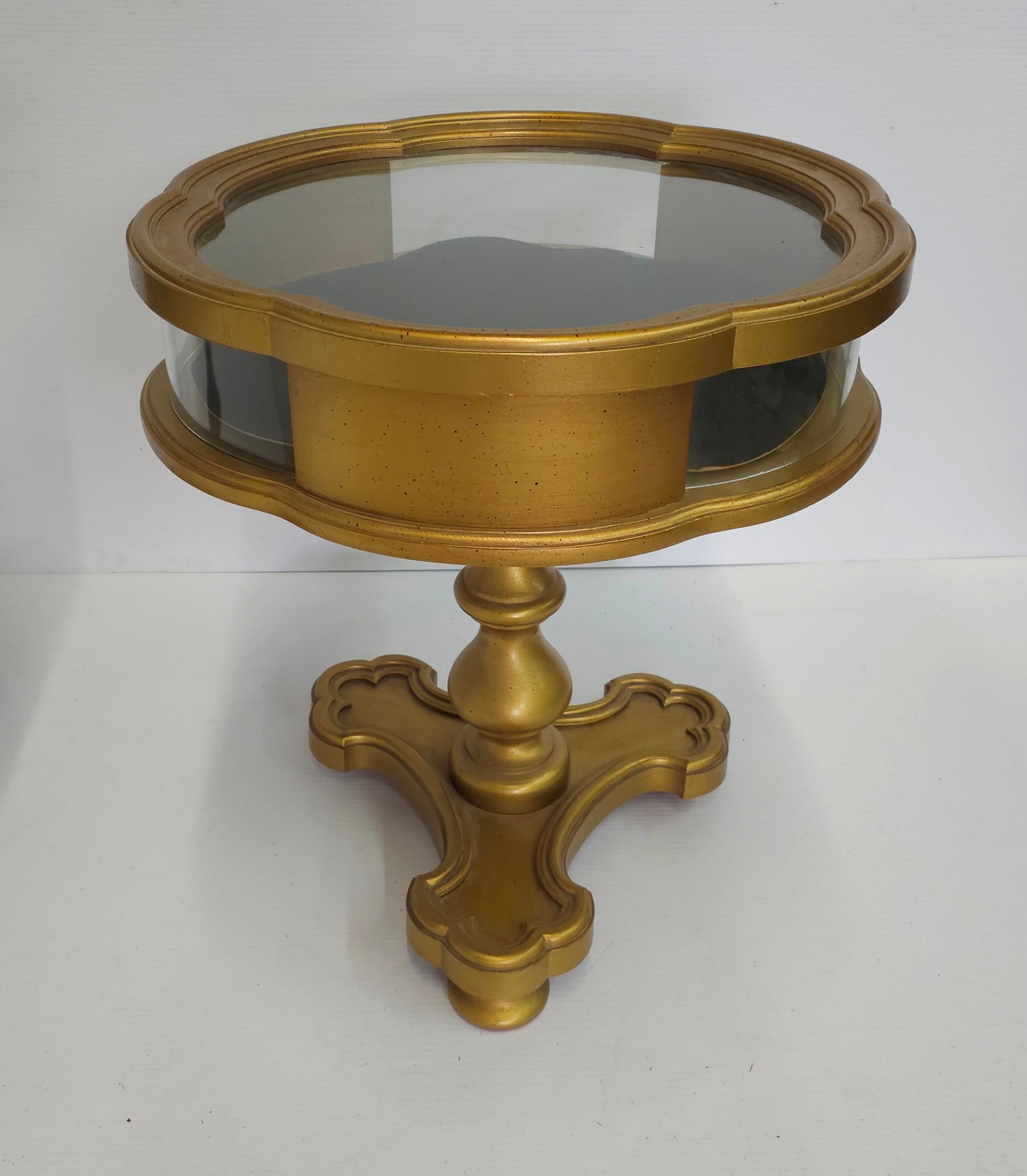 Pareja de Mesas Vitrina con Pedestal de Madera de Giltwood del Siglo XX con Forma de Trébol Vidrio en venta