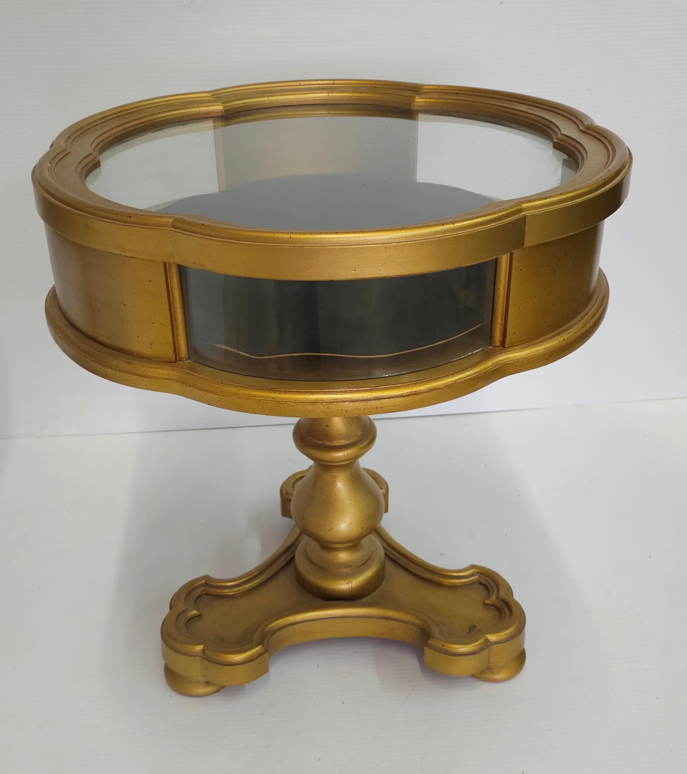 Pareja de Mesas Vitrina con Pedestal de Madera de Giltwood del Siglo XX con Forma de Trébol en venta 1