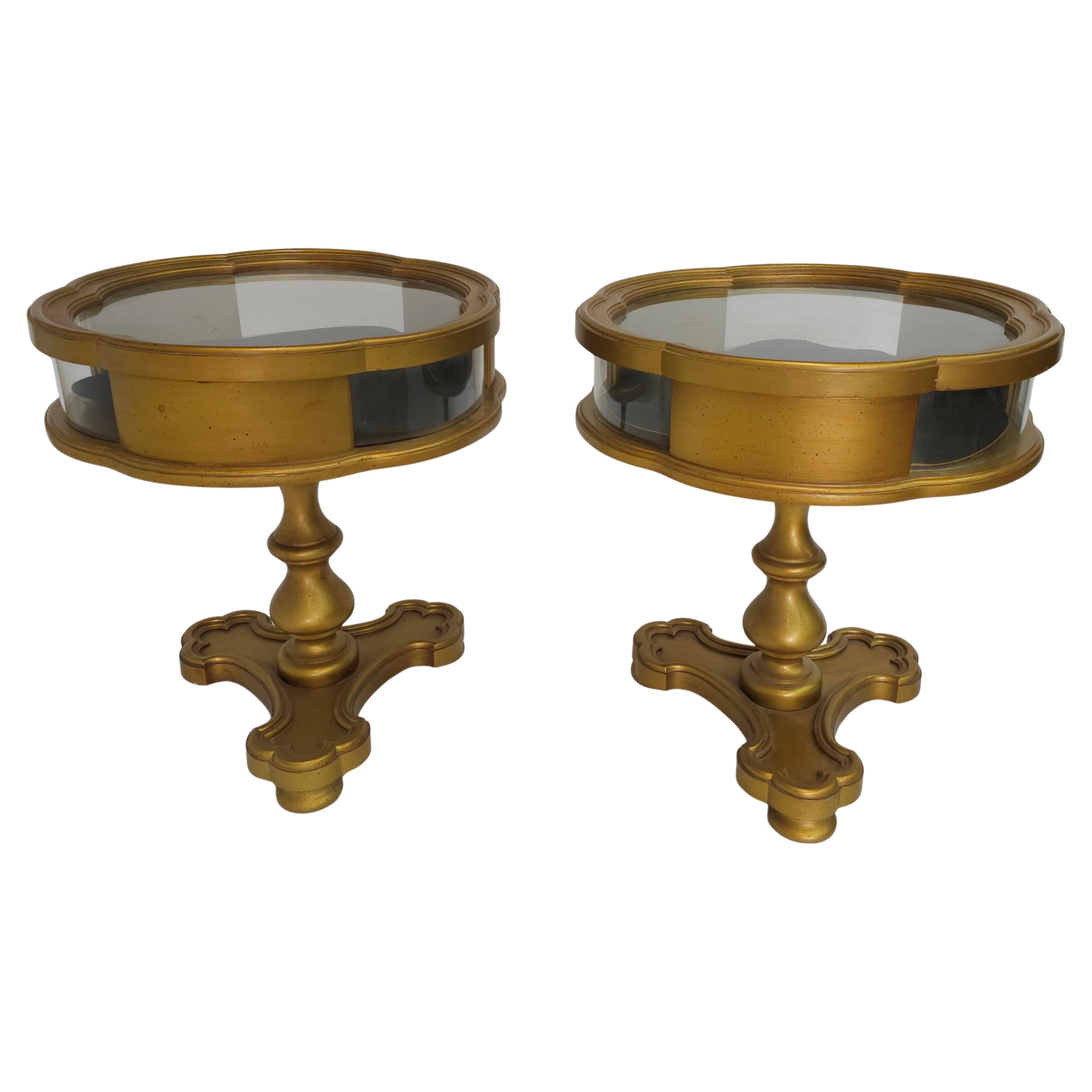 Pareja de Mesas Vitrina con Pedestal de Madera de Giltwood del Siglo XX con Forma de Trébol en venta