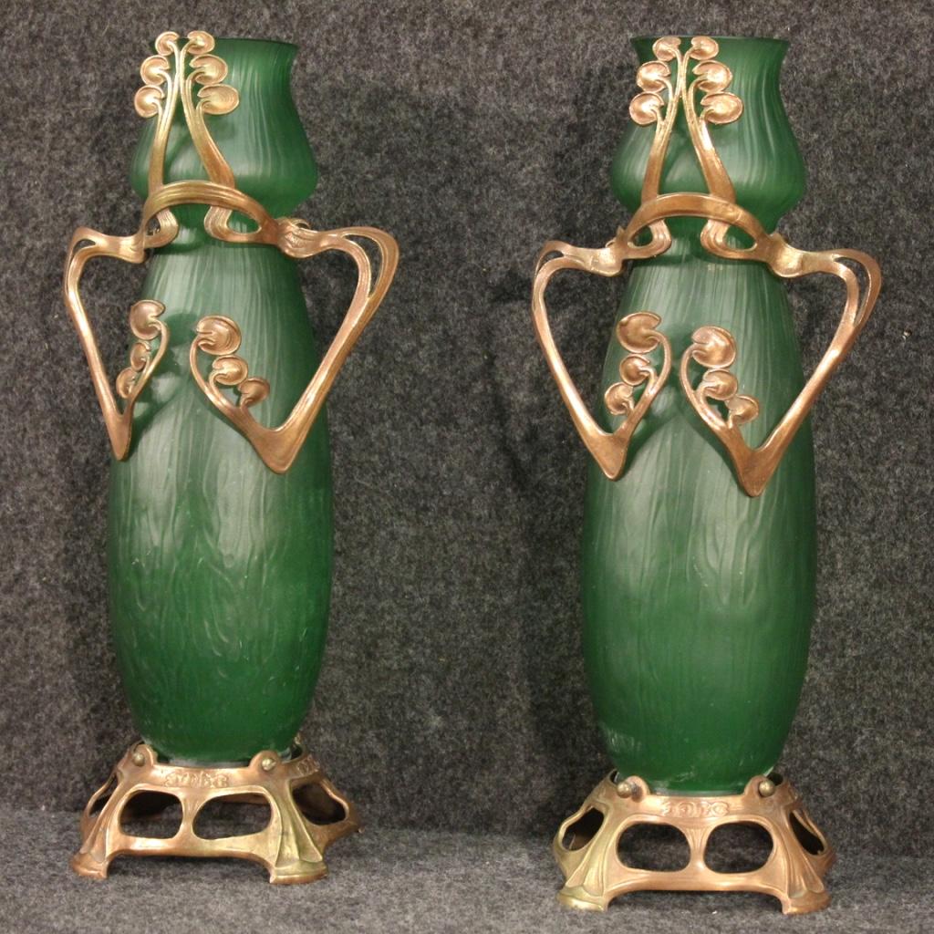 Paar französische Vasen aus der Mitte des 20. Jahrhunderts. Wunderschöne Glasobjekte mit ziselierten Metalldekorationen (kupferfarben) im Jugendstil und angenehmen Dekor. Vasen für Antiquitätenhändler, Innenarchitekten und Sammler, von