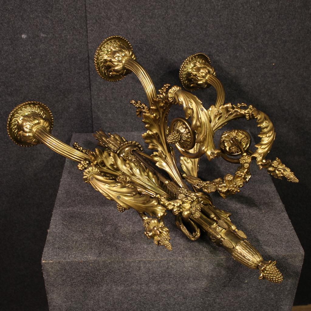 Pair of 20th Century Golden and Chiseled Bronze Louis XVI Style Wall Lamps, 1950 In condizioni buone in vendita a Vicoforte, Piedmont