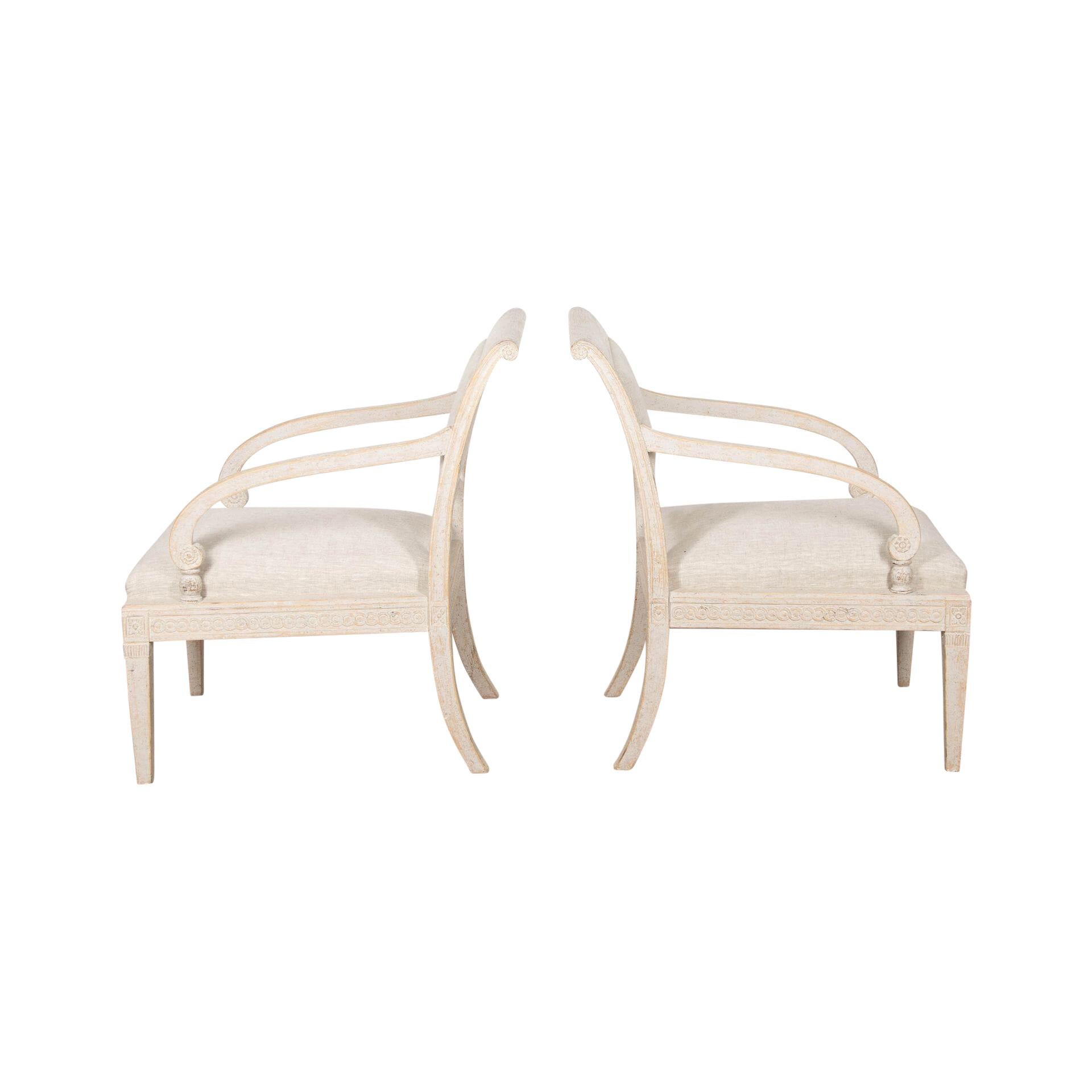 Paire de fauteuils de style gustavien du 20e siècle, repeints en gris doux.
Nouvellement tapissé en lin.