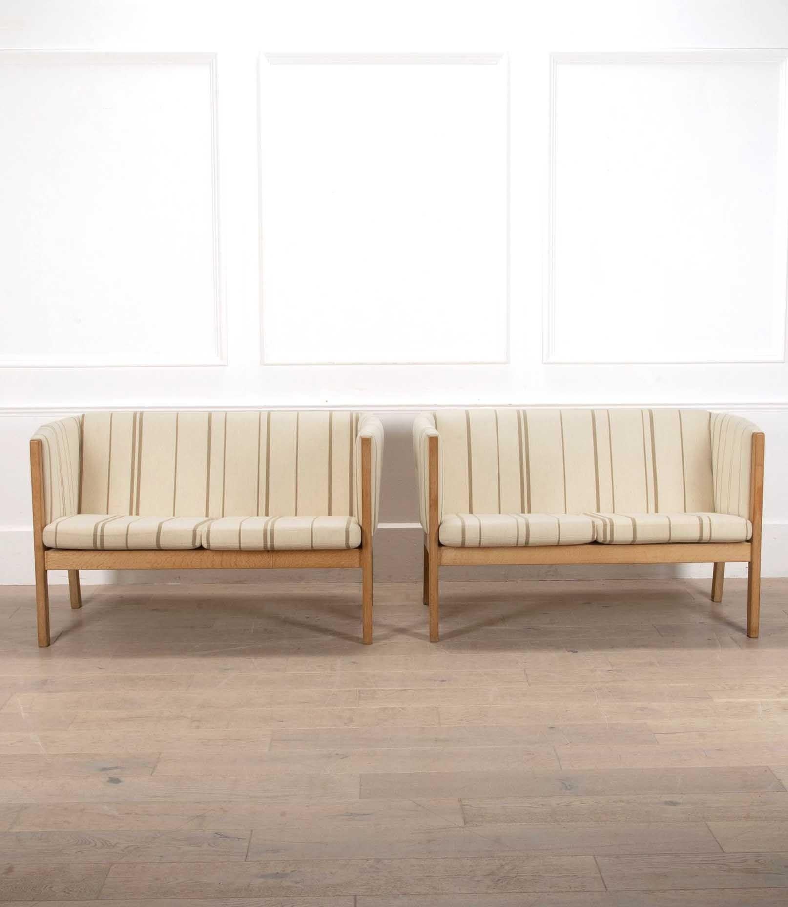 Paire de canapés à deux places Hans Wegner GE 285 de la fin du 20e siècle.
Avec une tapisserie d'origine en laine peignée et de magnifiques cadres en chêne chaulé.
Merveilleux design vintage des années 1980. En très bon état pour leur âge, avec un