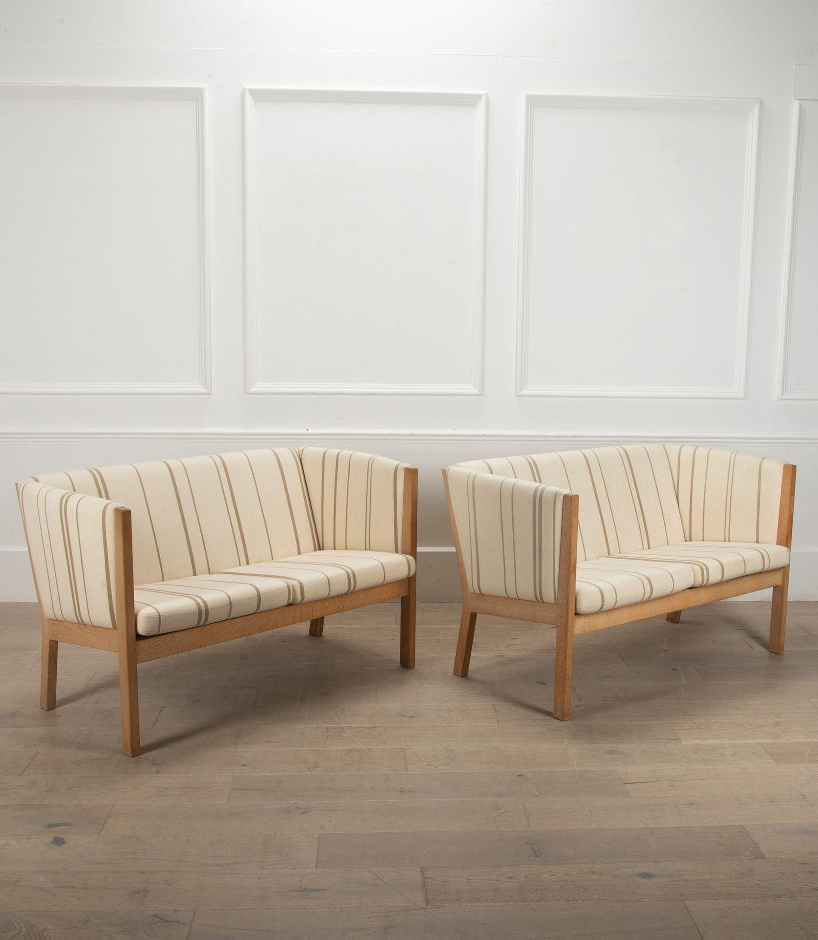 Mid-Century Modern Paire de petits canapés Hans Wegner du 20ème siècle en vente