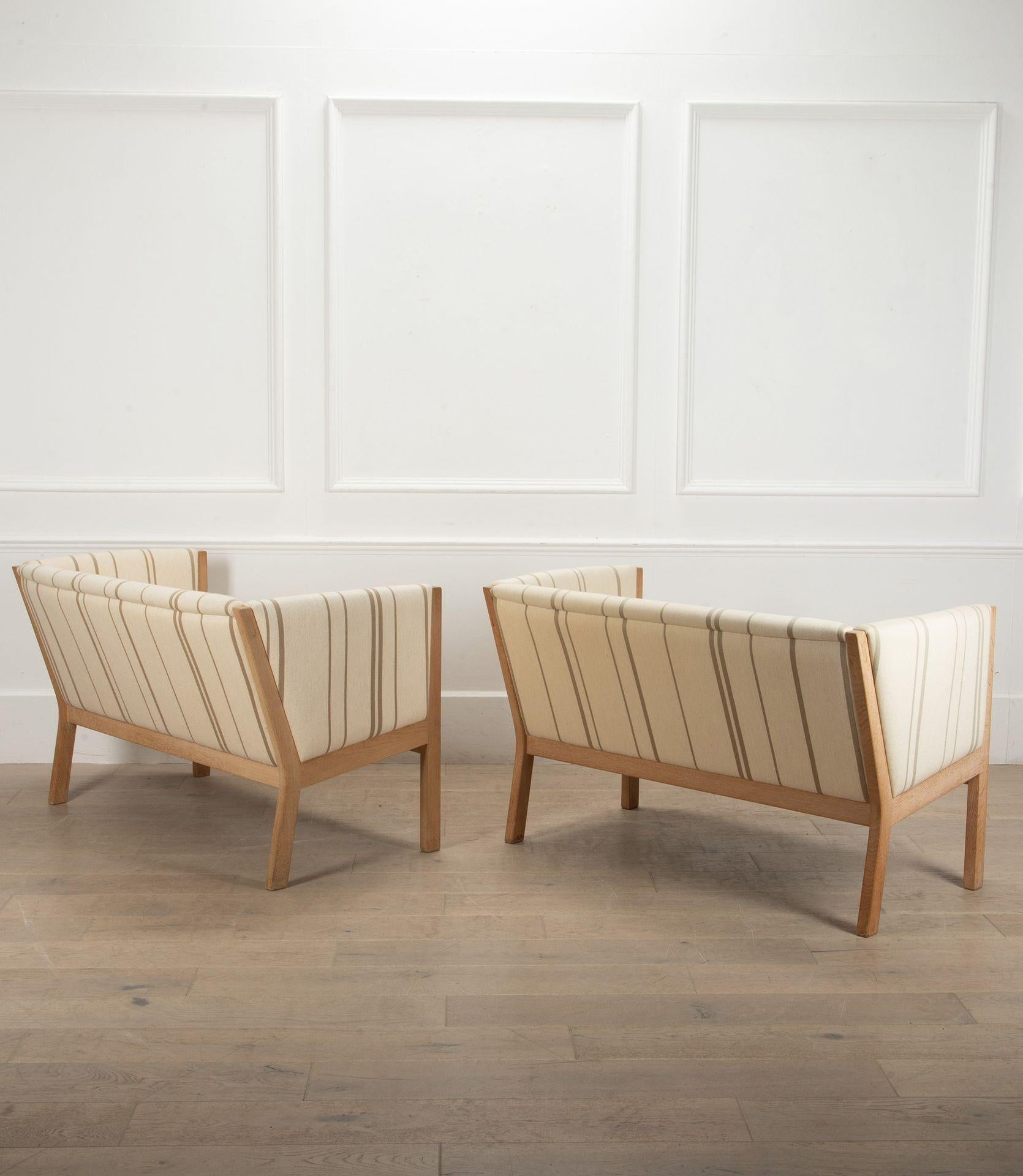 Danois Paire de petits canapés Hans Wegner du 20ème siècle en vente