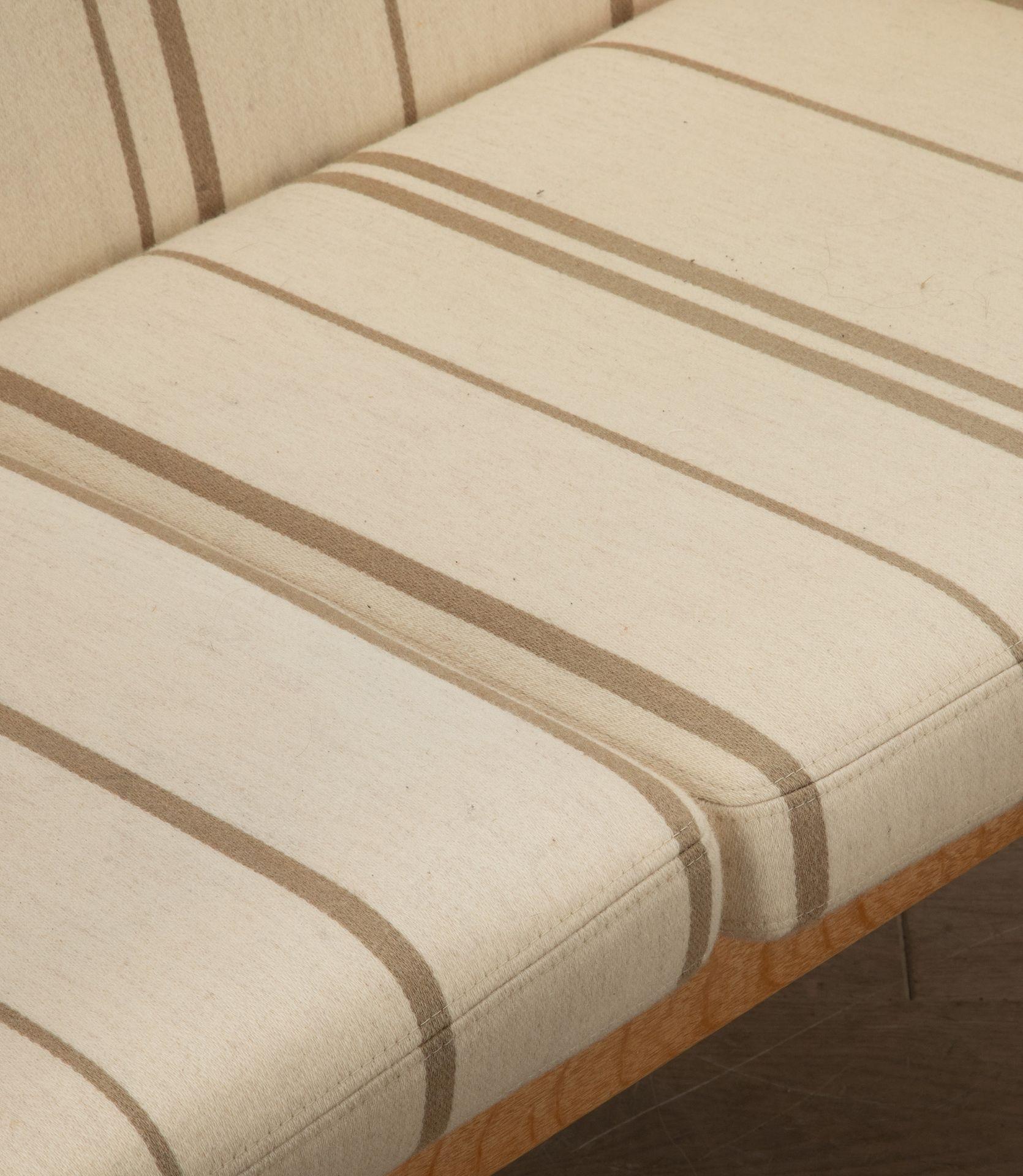 Tissu d'ameublement Paire de petits canapés Hans Wegner du 20ème siècle en vente