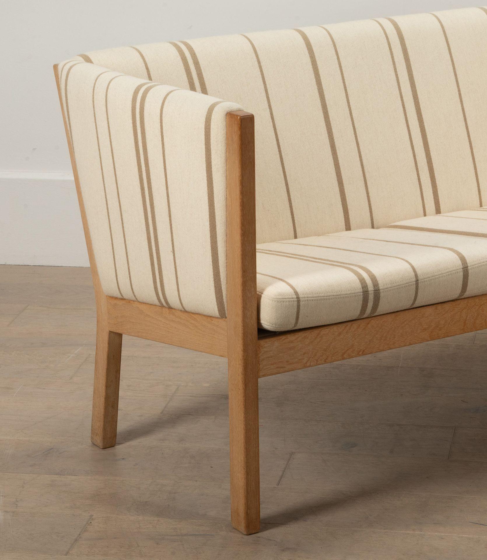 Paire de petits canapés Hans Wegner du 20ème siècle en vente 1