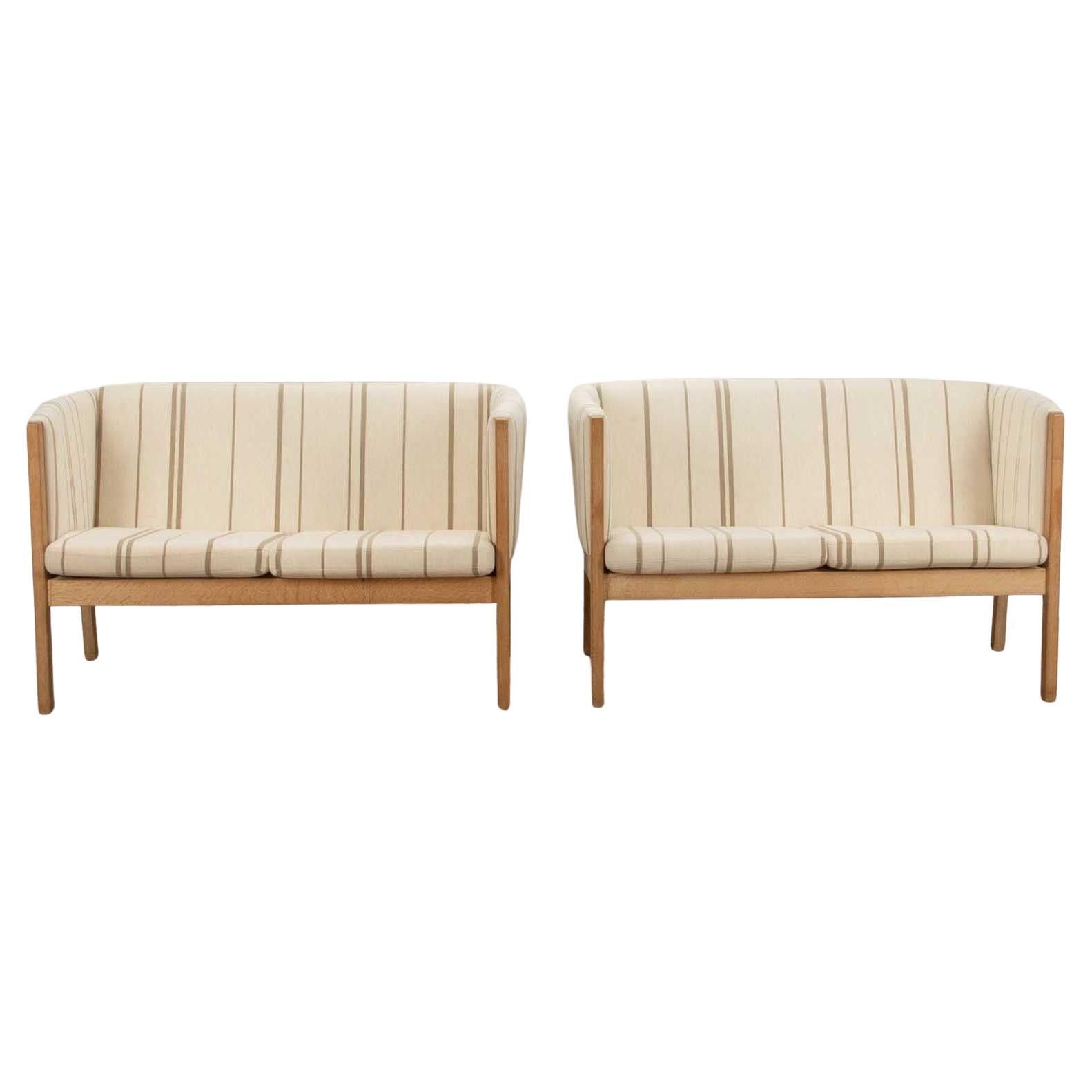 Coppia di piccoli divani Hans Wegner del XX secolo
