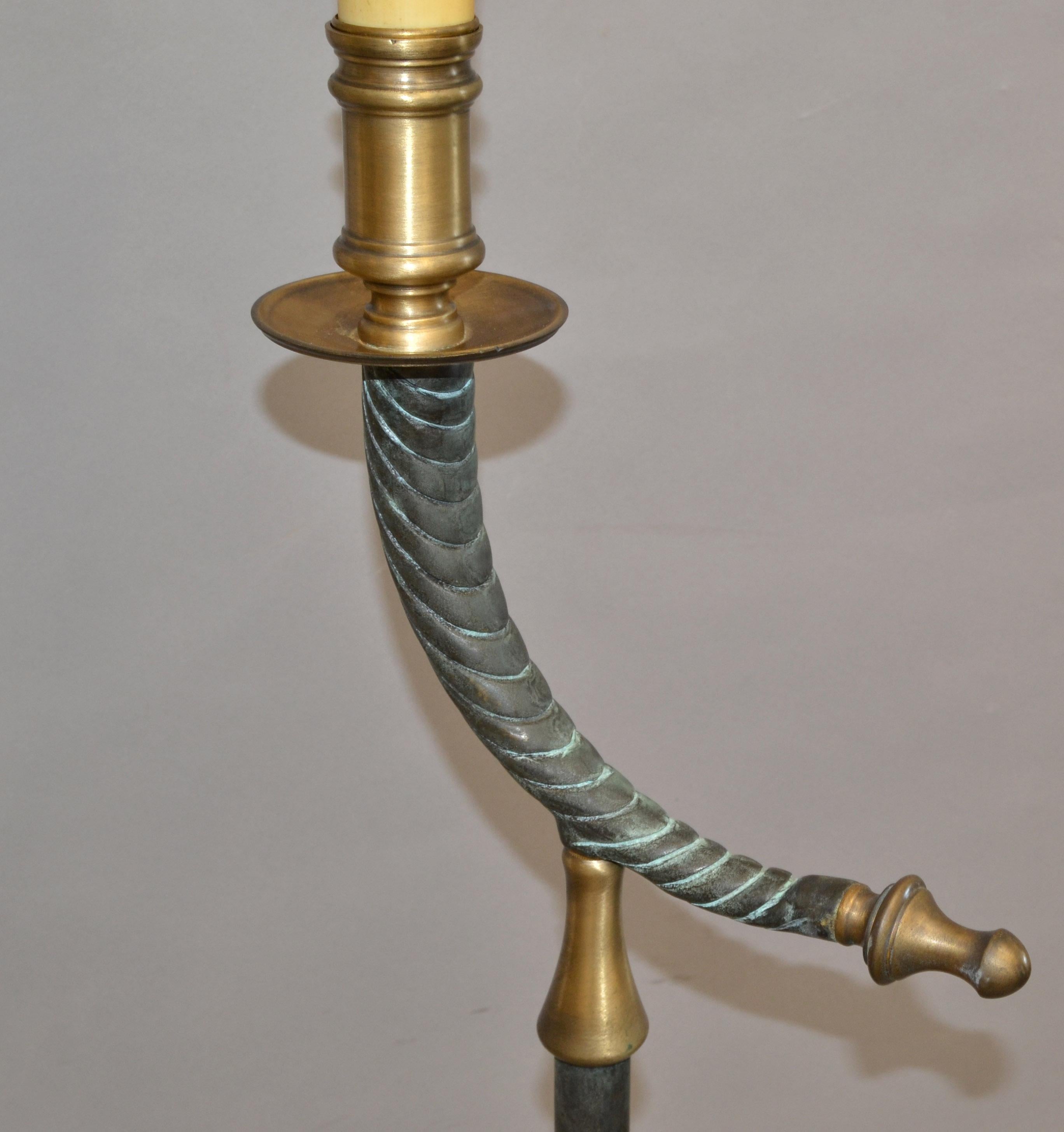 Paar Hollywood Regency Stehlampen des 20. Jahrhunderts aus Bronze und Messing mit Horn im Angebot 4