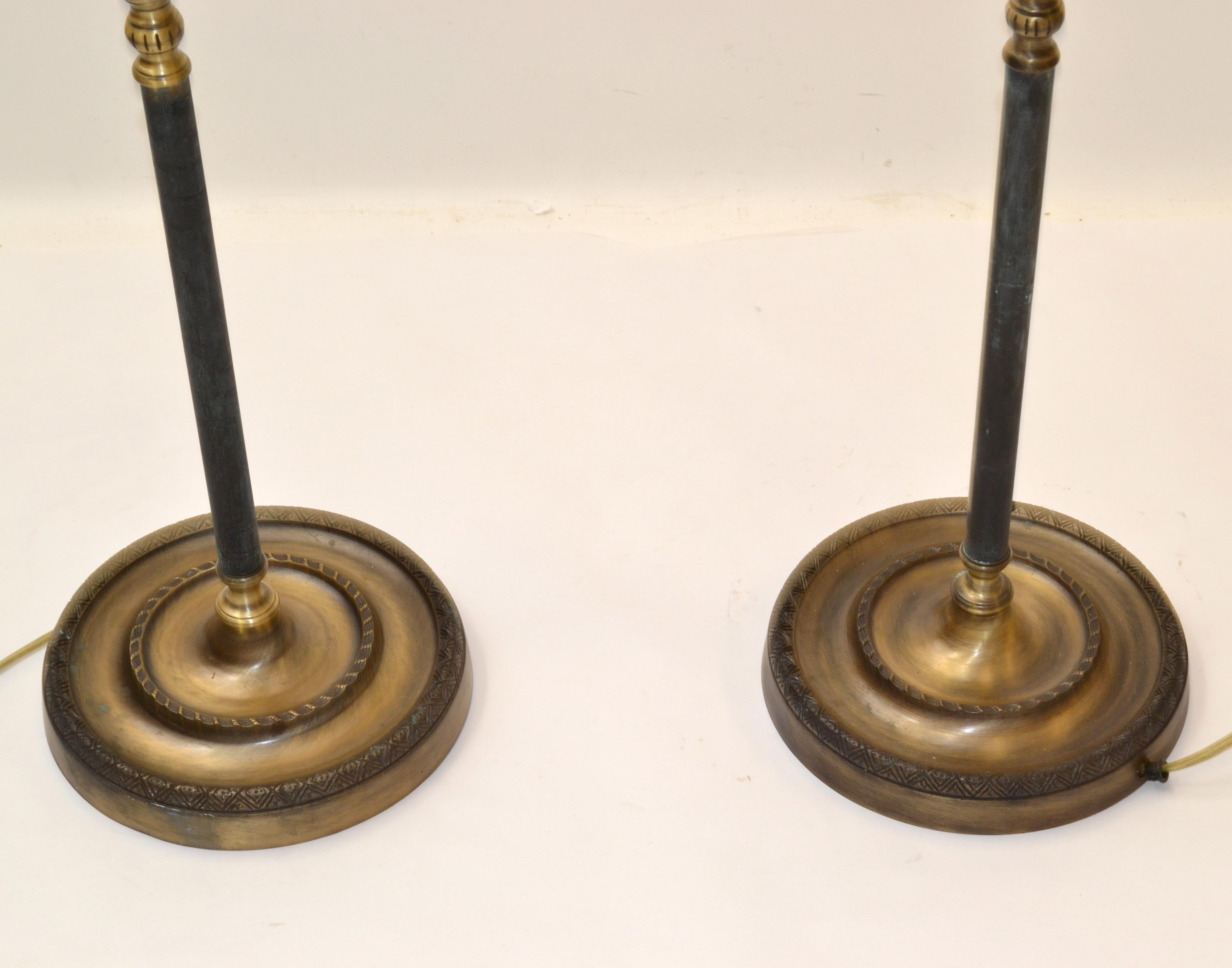Paar Hollywood Regency Stehlampen des 20. Jahrhunderts aus Bronze und Messing mit Horn im Angebot 6