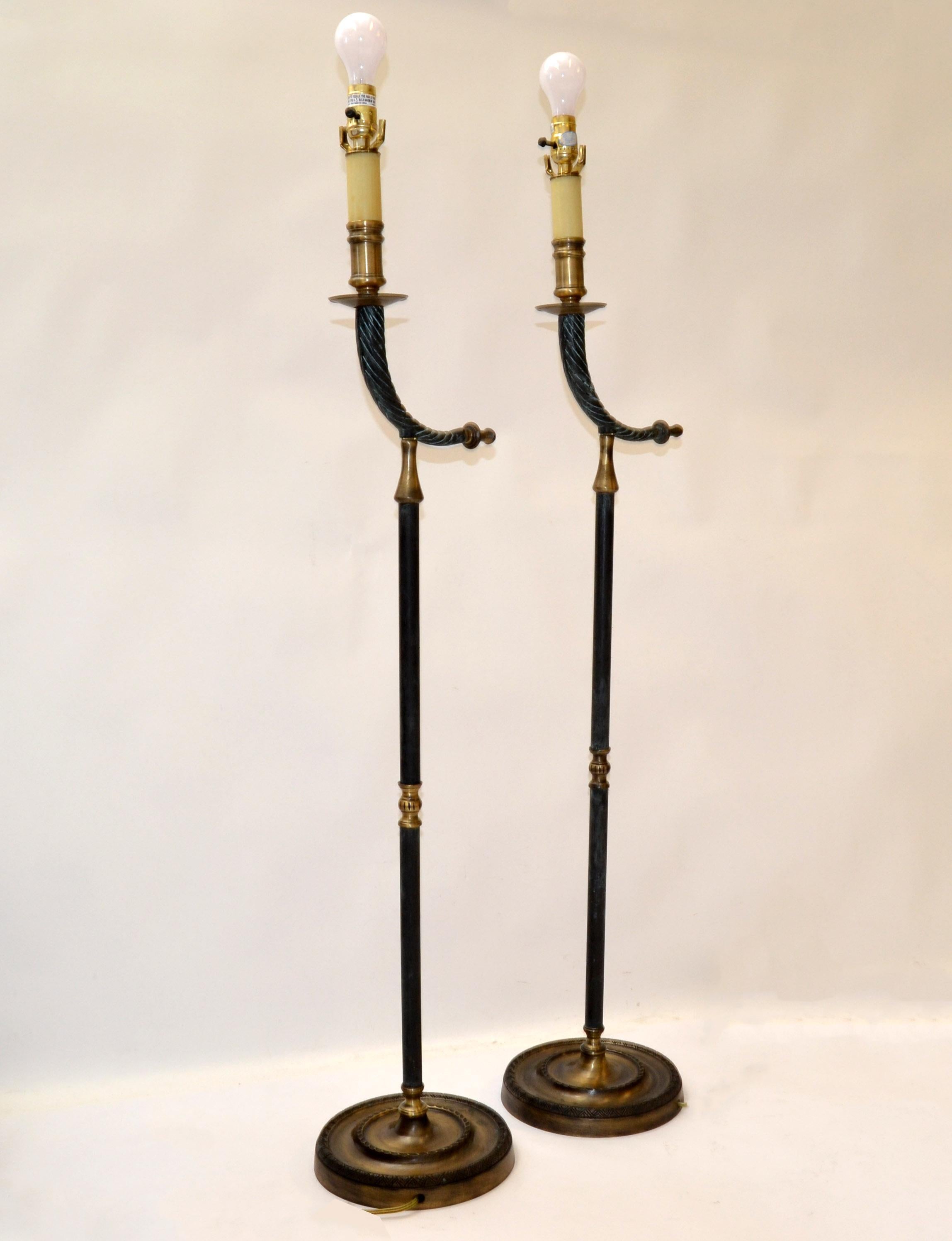 Paar Hollywood Regency Stehlampen des 20. Jahrhunderts aus Bronze und Messing mit Horn im Angebot 7