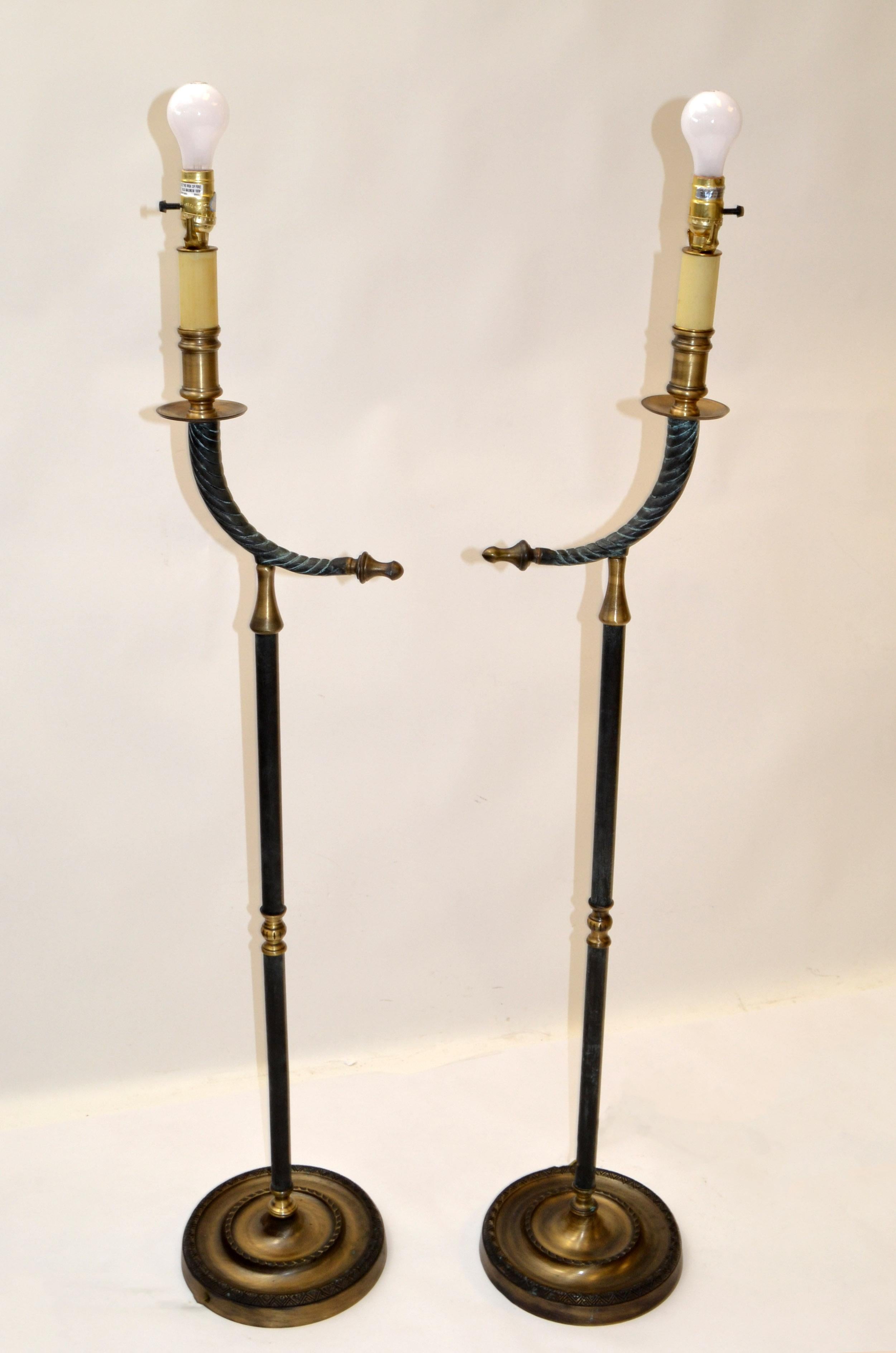 Ein Paar Hollywood Regency Stehlampen aus Bronze und Messing auf runden Sockeln.
Gegossen in Bronze, verziert mit einem Arm aus Messing und einem Horn in Form einer Bronzelampe.
Sie sind für den US-Markt verdrahtet, UL-gelistet und können mit einer