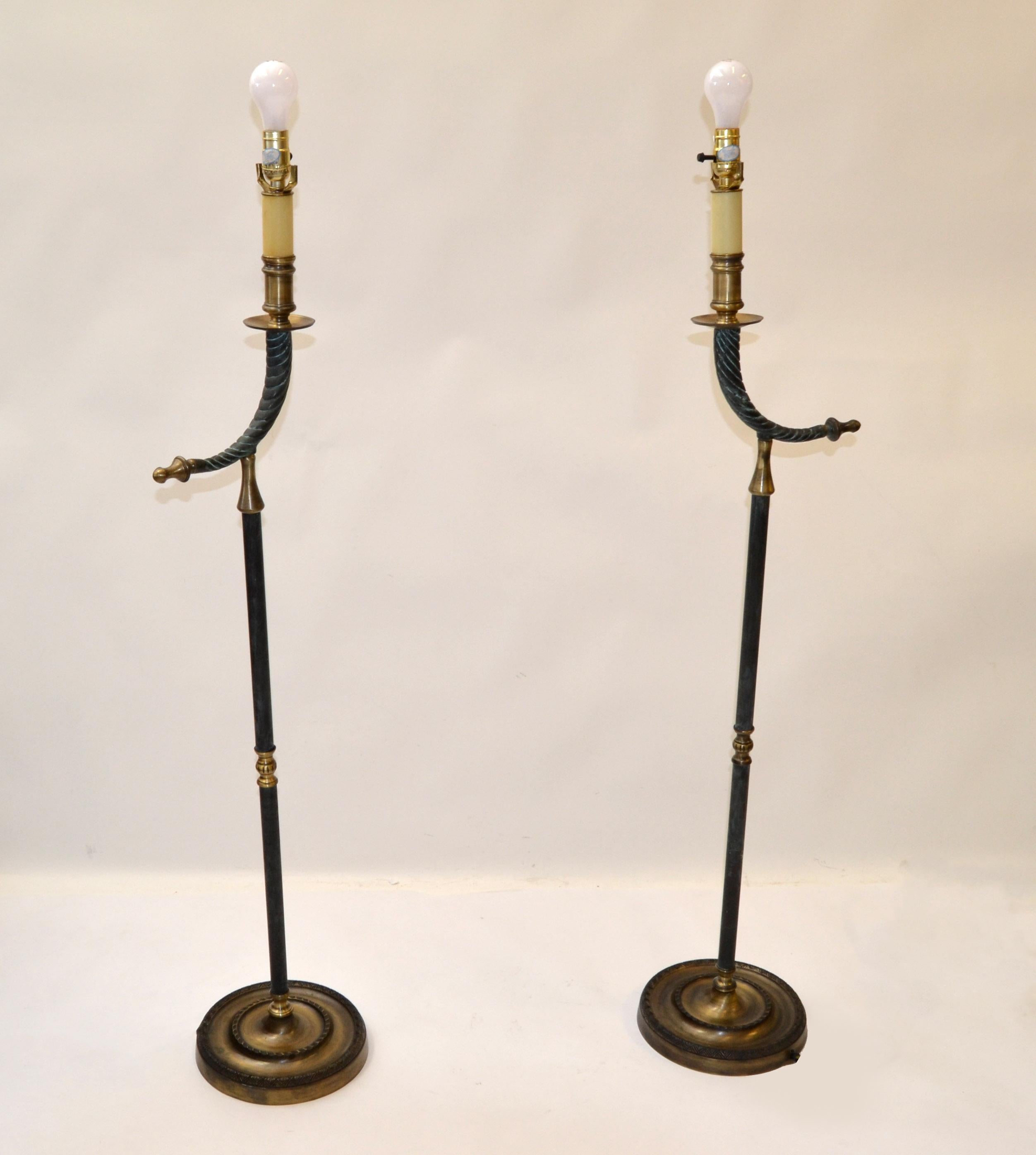 Paar Hollywood Regency Stehlampen des 20. Jahrhunderts aus Bronze und Messing mit Horn (amerikanisch) im Angebot