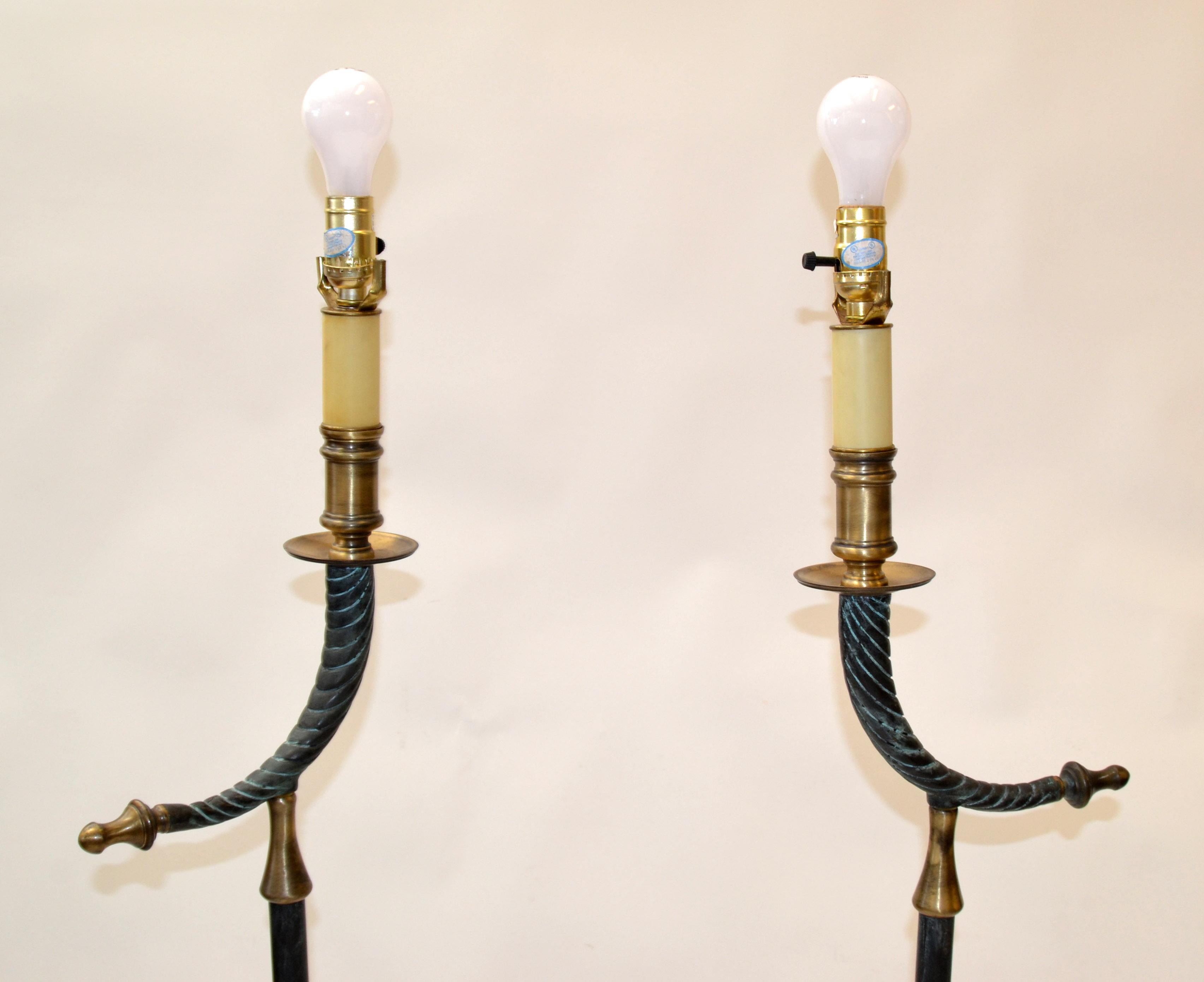 Paar Hollywood Regency Stehlampen des 20. Jahrhunderts aus Bronze und Messing mit Horn (Gegossen) im Angebot