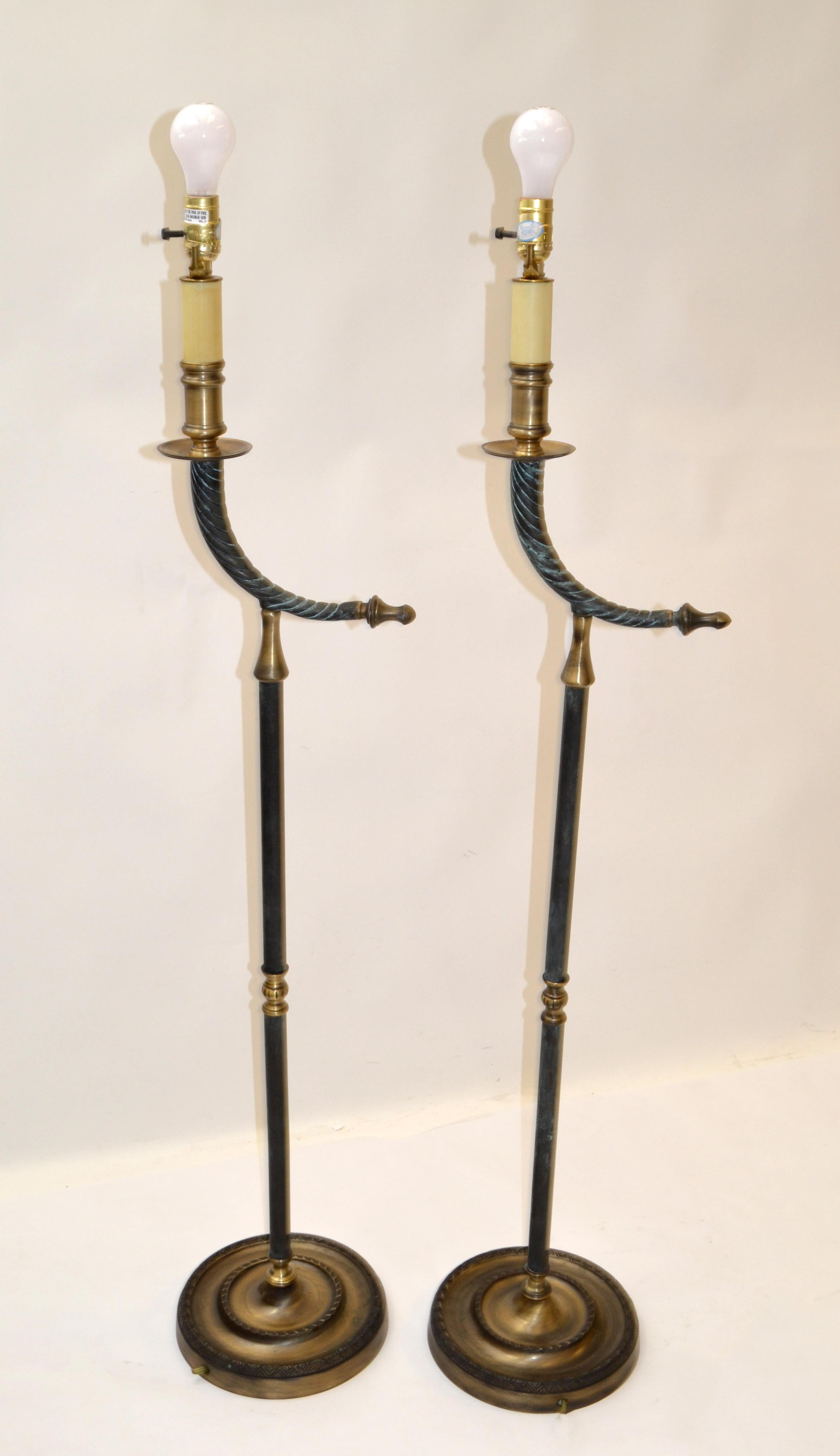 Paar Hollywood Regency Stehlampen des 20. Jahrhunderts aus Bronze und Messing mit Horn (Mitte des 20. Jahrhunderts) im Angebot