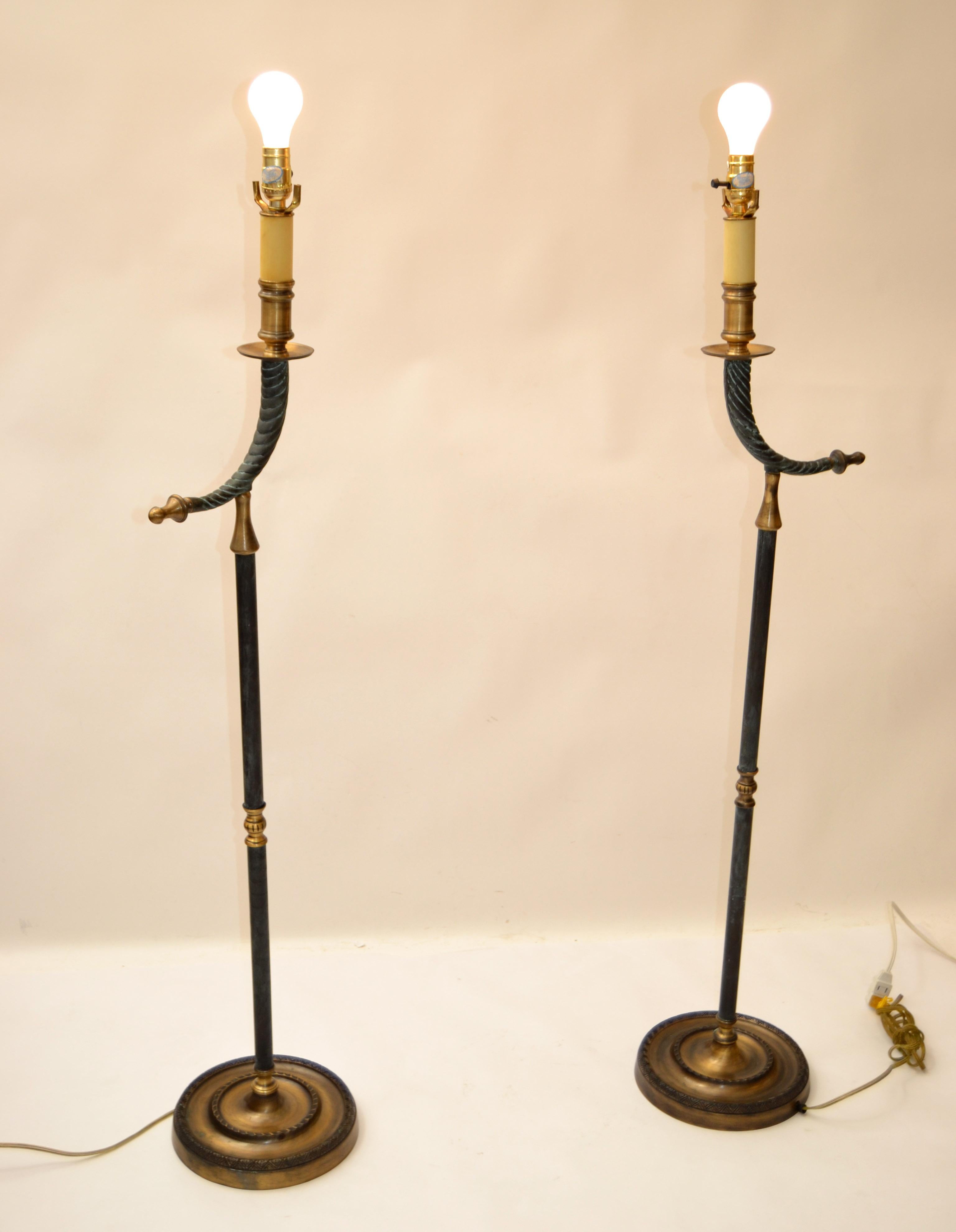 Paar Hollywood Regency Stehlampen des 20. Jahrhunderts aus Bronze und Messing mit Horn im Angebot 1