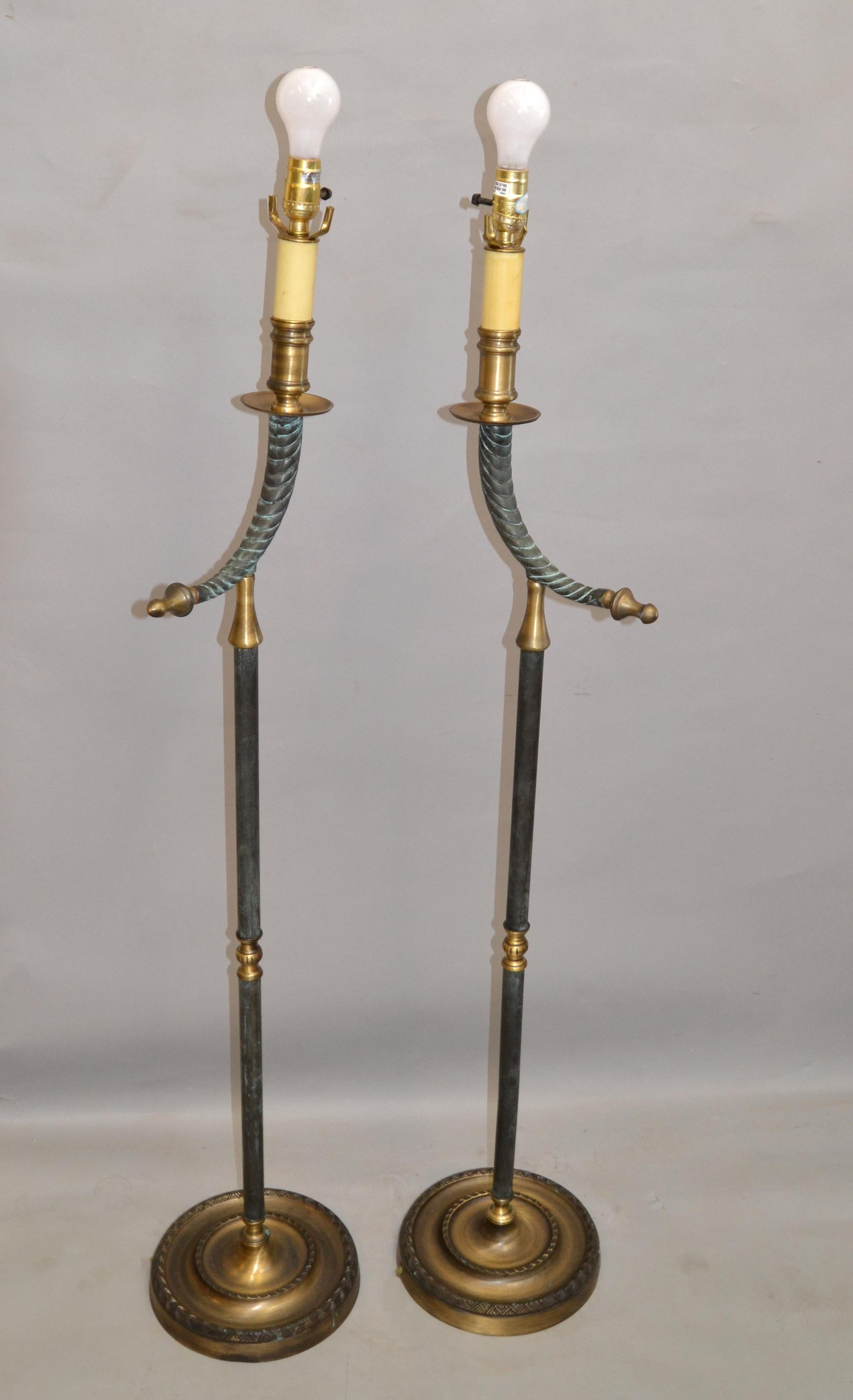 Paar Hollywood Regency Stehlampen des 20. Jahrhunderts aus Bronze und Messing mit Horn im Angebot 2