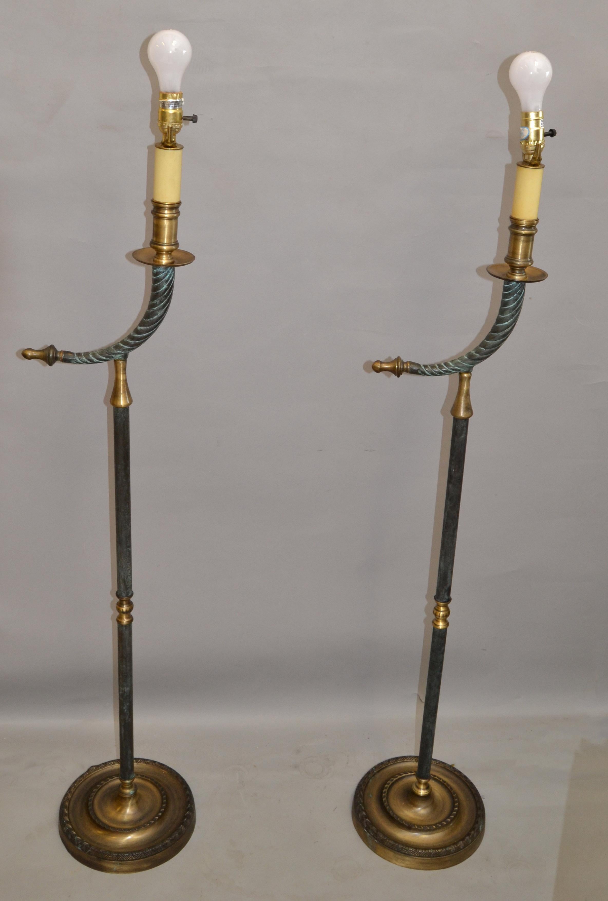 Paar Hollywood Regency Stehlampen des 20. Jahrhunderts aus Bronze und Messing mit Horn im Angebot 3