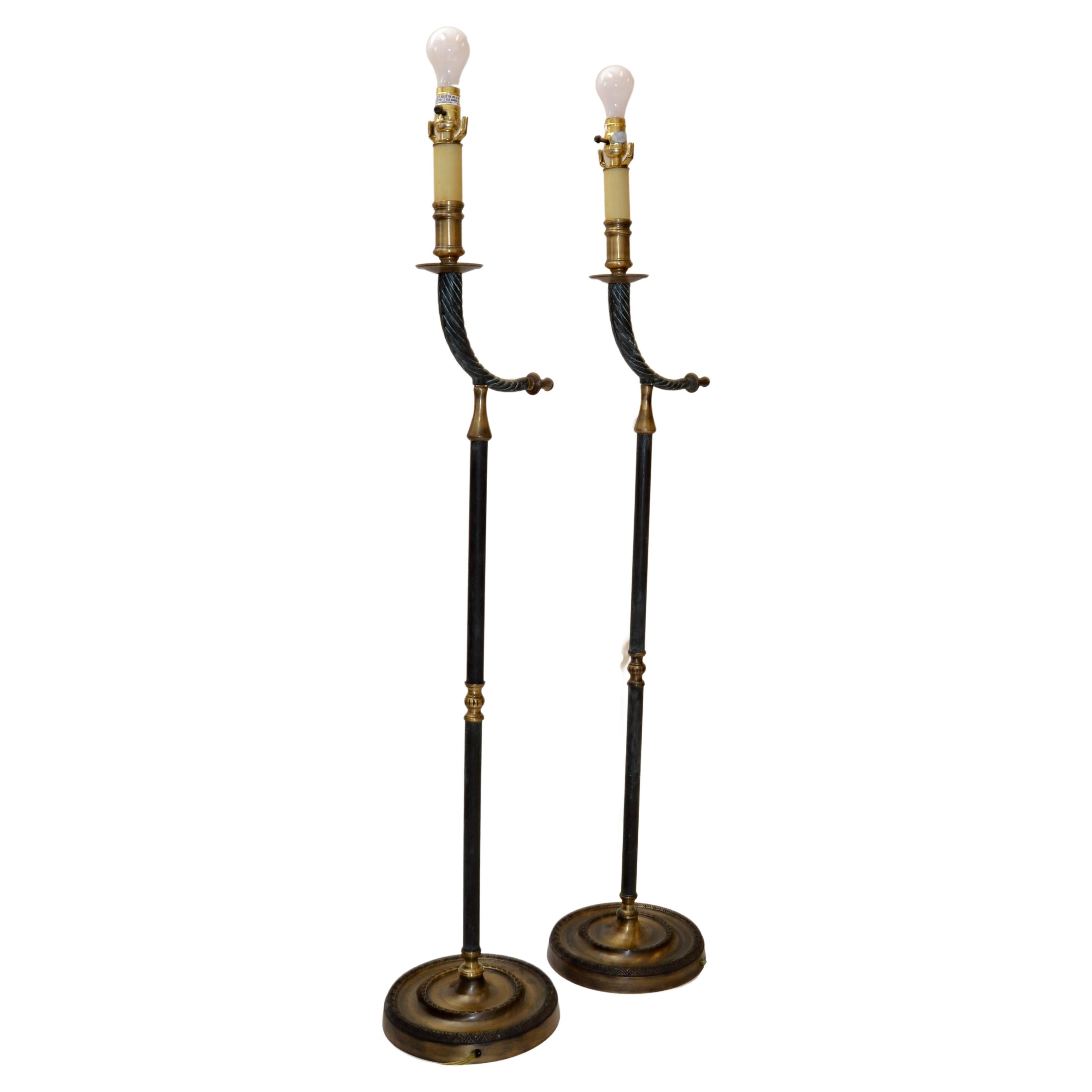 Paar Hollywood Regency Stehlampen des 20. Jahrhunderts aus Bronze und Messing mit Horn im Angebot