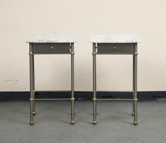 Coppia di tavolini in marmo, ottone e acciaio in stile Hollywood Regency del XX secolo